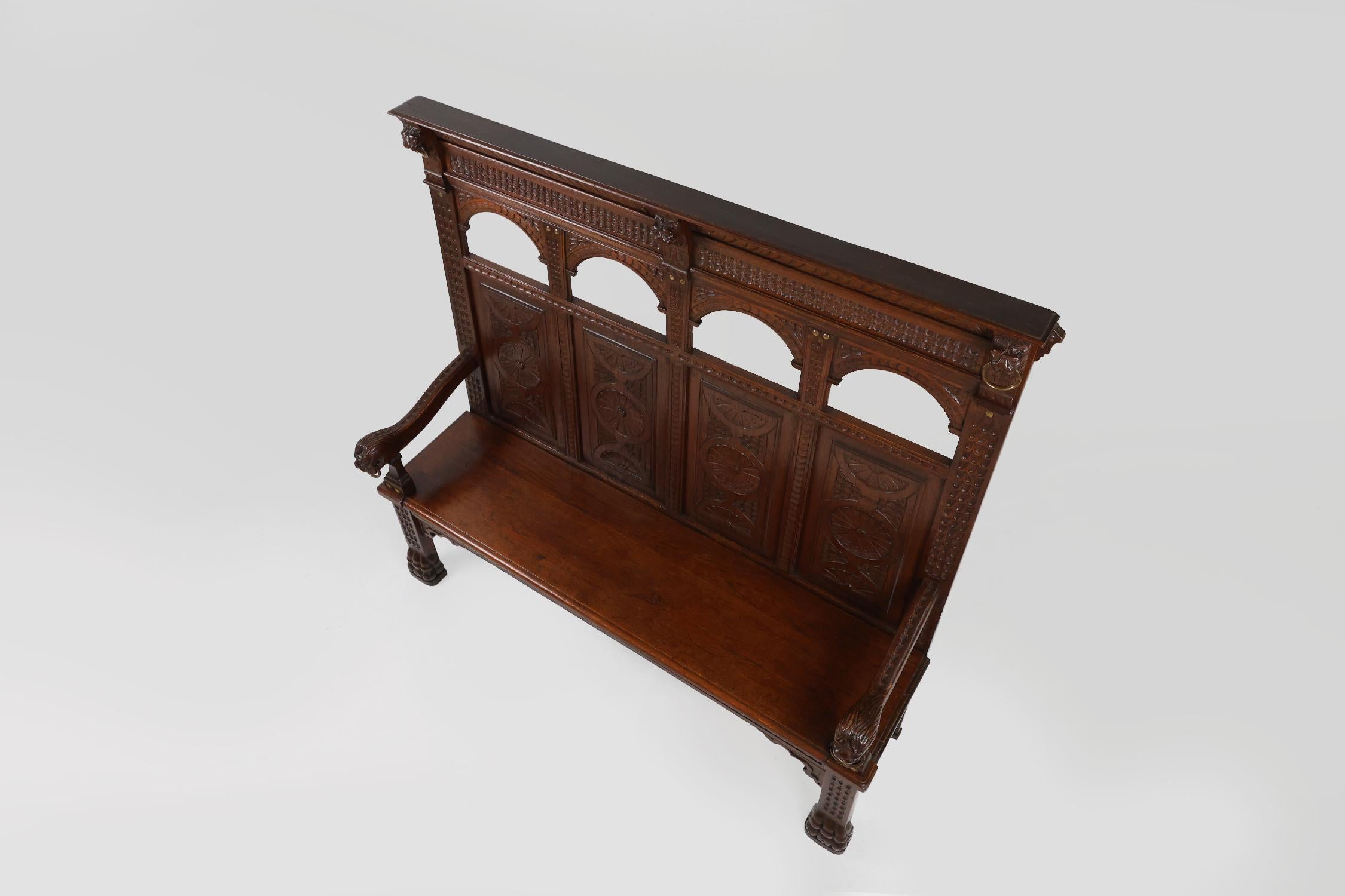 Ancienne banquette française de style gothique du 18ème siècle en chêne sculpté à haut dossier en vente 6