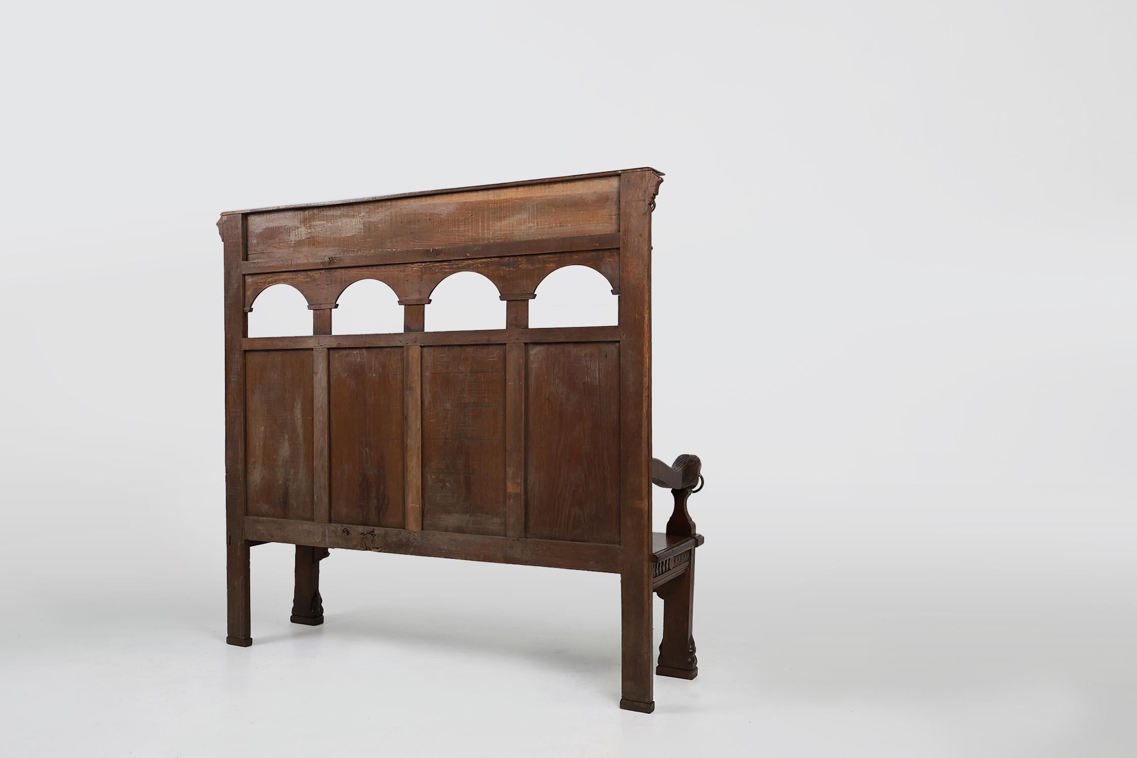 Ancienne banquette française de style gothique du 18ème siècle en chêne sculpté à haut dossier en vente 7