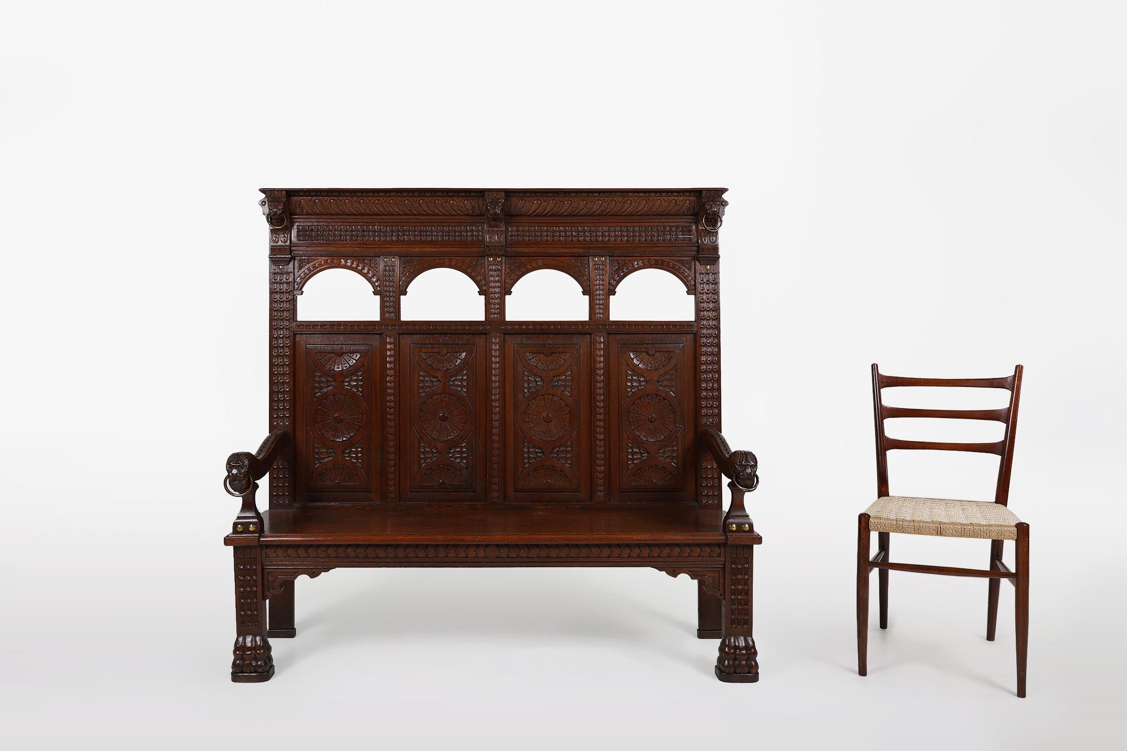 France / 1850 / s'installer / chêne / Gothique / Antique / Milieu du siècle

Un règlement en chêne sculpté à la main, très décoratif, fabriqué vers 1850 en France. Dos à panneaux sculpté et ajouré, joliment détaillé, avec des motifs géométriques et