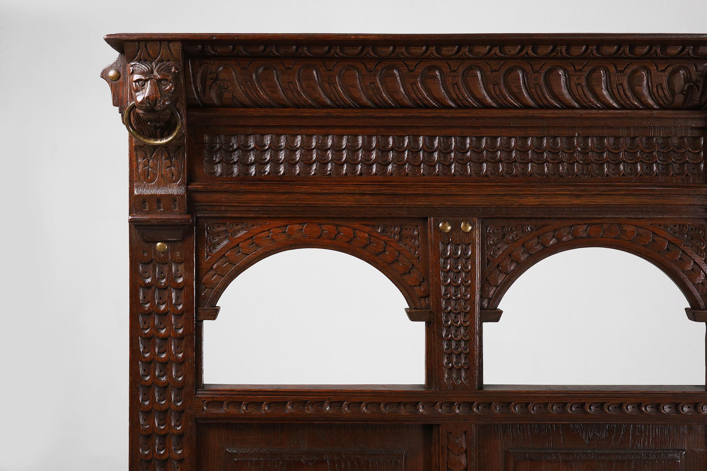 Gothique Ancienne banquette française de style gothique du 18ème siècle en chêne sculpté à haut dossier en vente