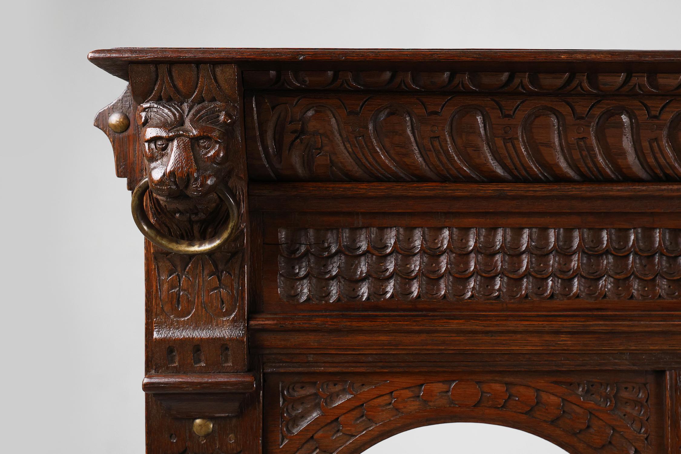 Français Ancienne banquette française de style gothique du 18ème siècle en chêne sculpté à haut dossier en vente