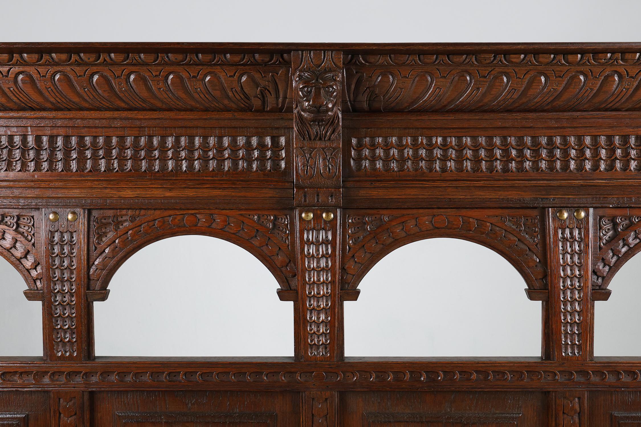 Sculpté à la main Ancienne banquette française de style gothique du 18ème siècle en chêne sculpté à haut dossier en vente