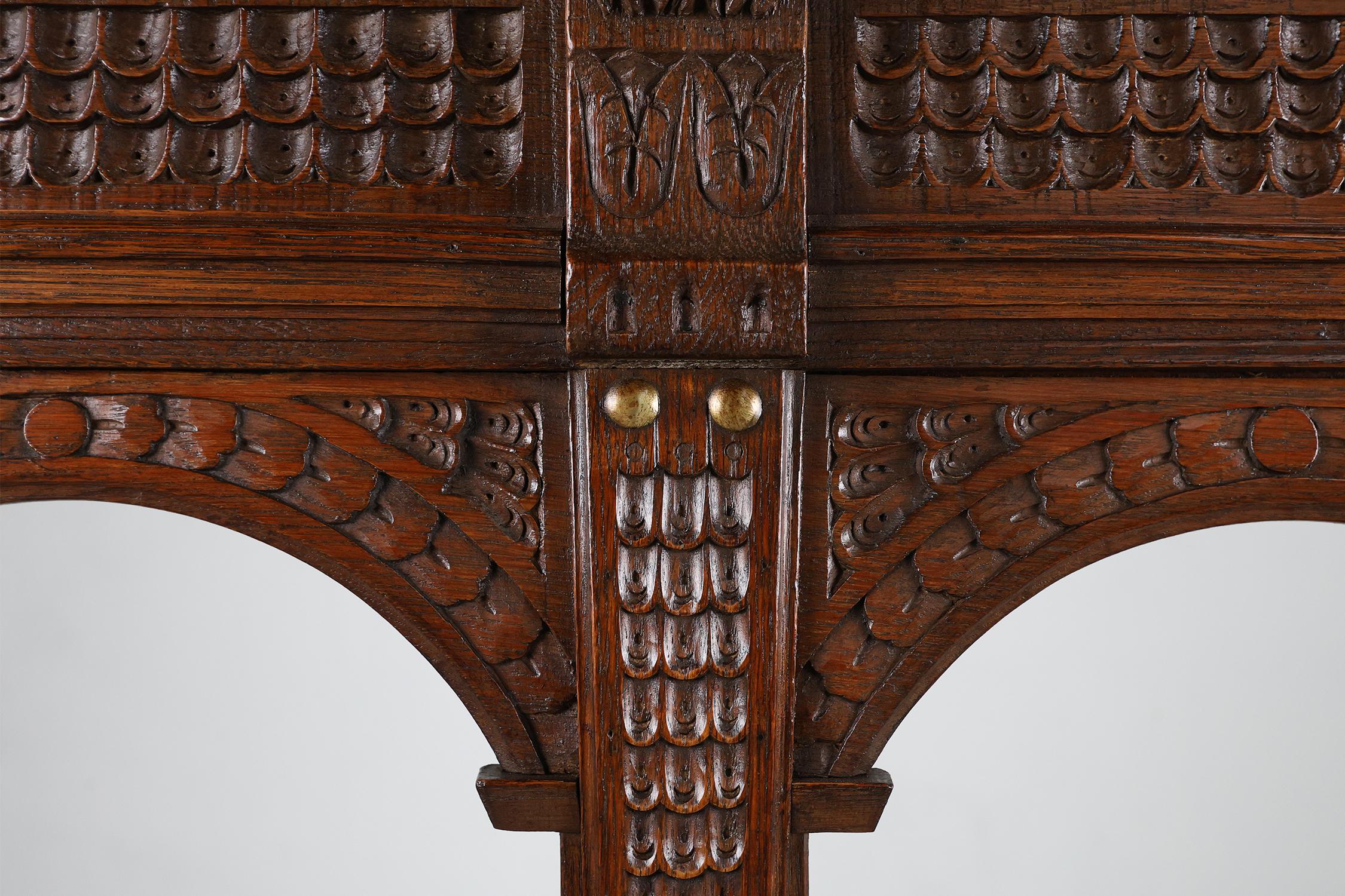 Ancienne banquette française de style gothique du 18ème siècle en chêne sculpté à haut dossier Bon état - En vente à Meulebeke, BE