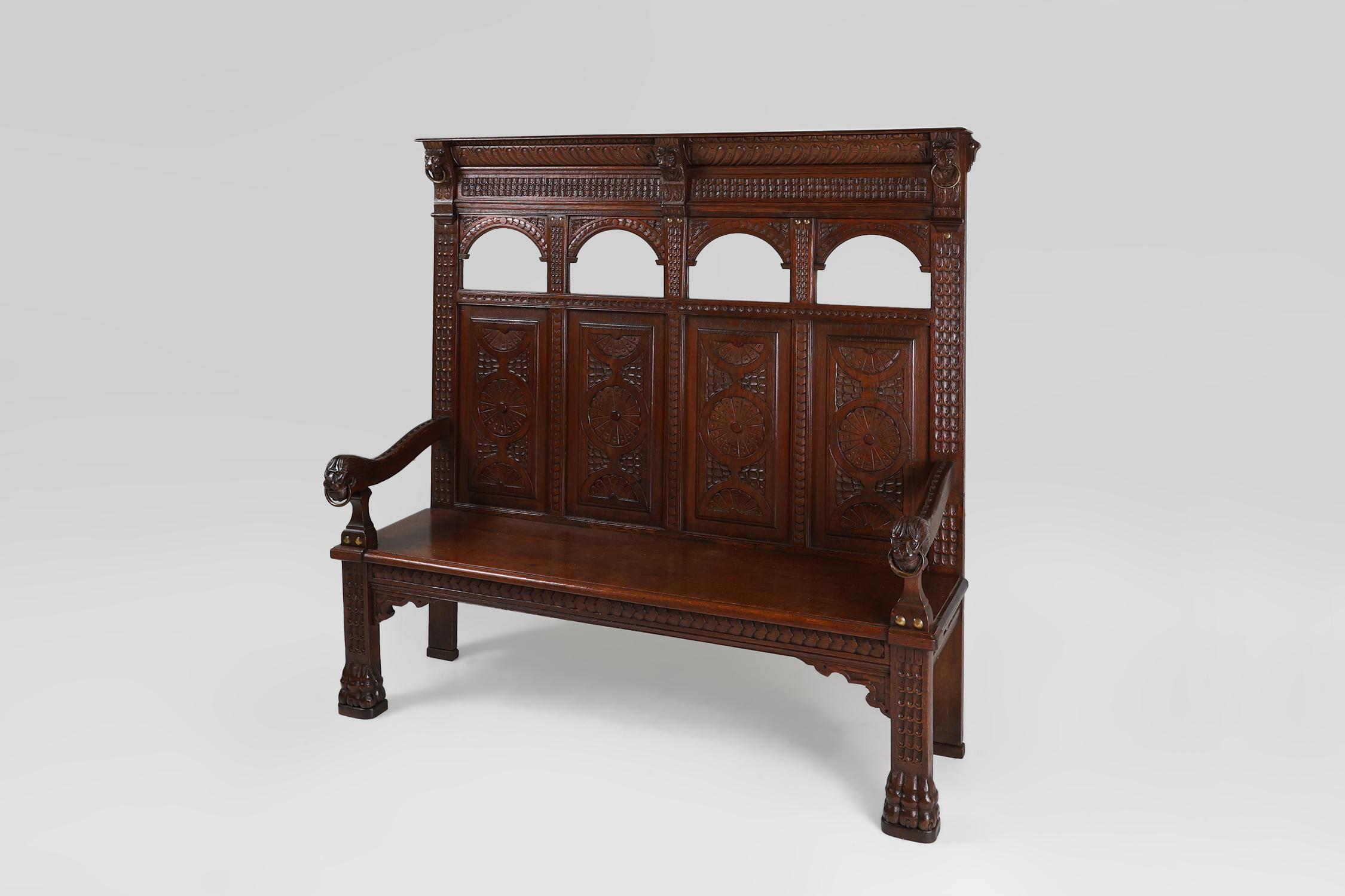 XVIIIe siècle et antérieur Ancienne banquette française de style gothique du 18ème siècle en chêne sculpté à haut dossier en vente