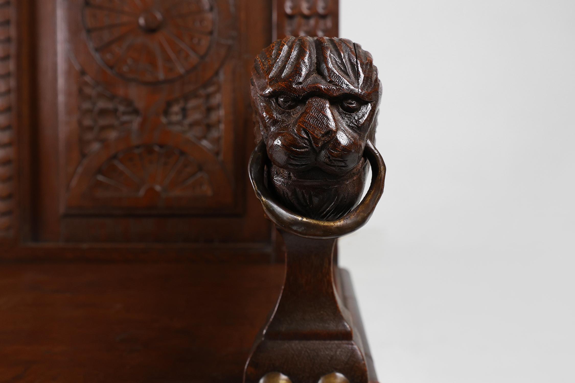 Chêne Ancienne banquette française de style gothique du 18ème siècle en chêne sculpté à haut dossier en vente