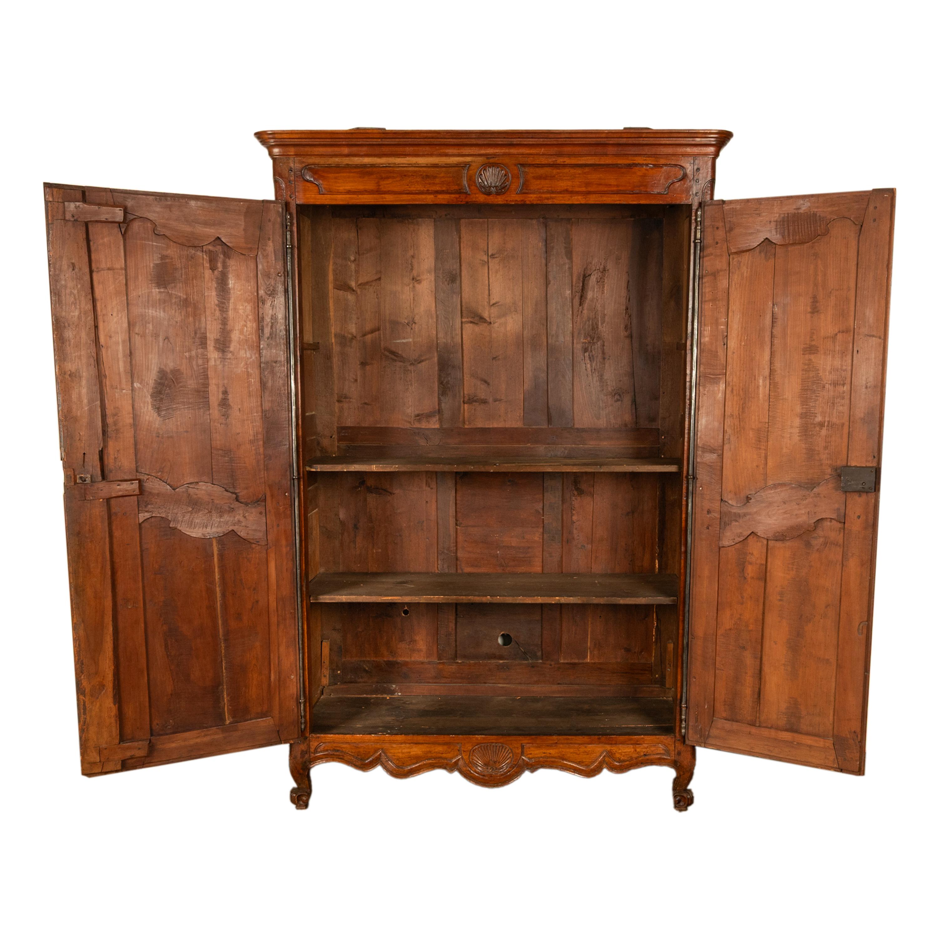 Antique French 18th Century Provincial Carved Cherry Wood Armoire Wardrobe 1780 In condizioni buone in vendita a Portland, OR