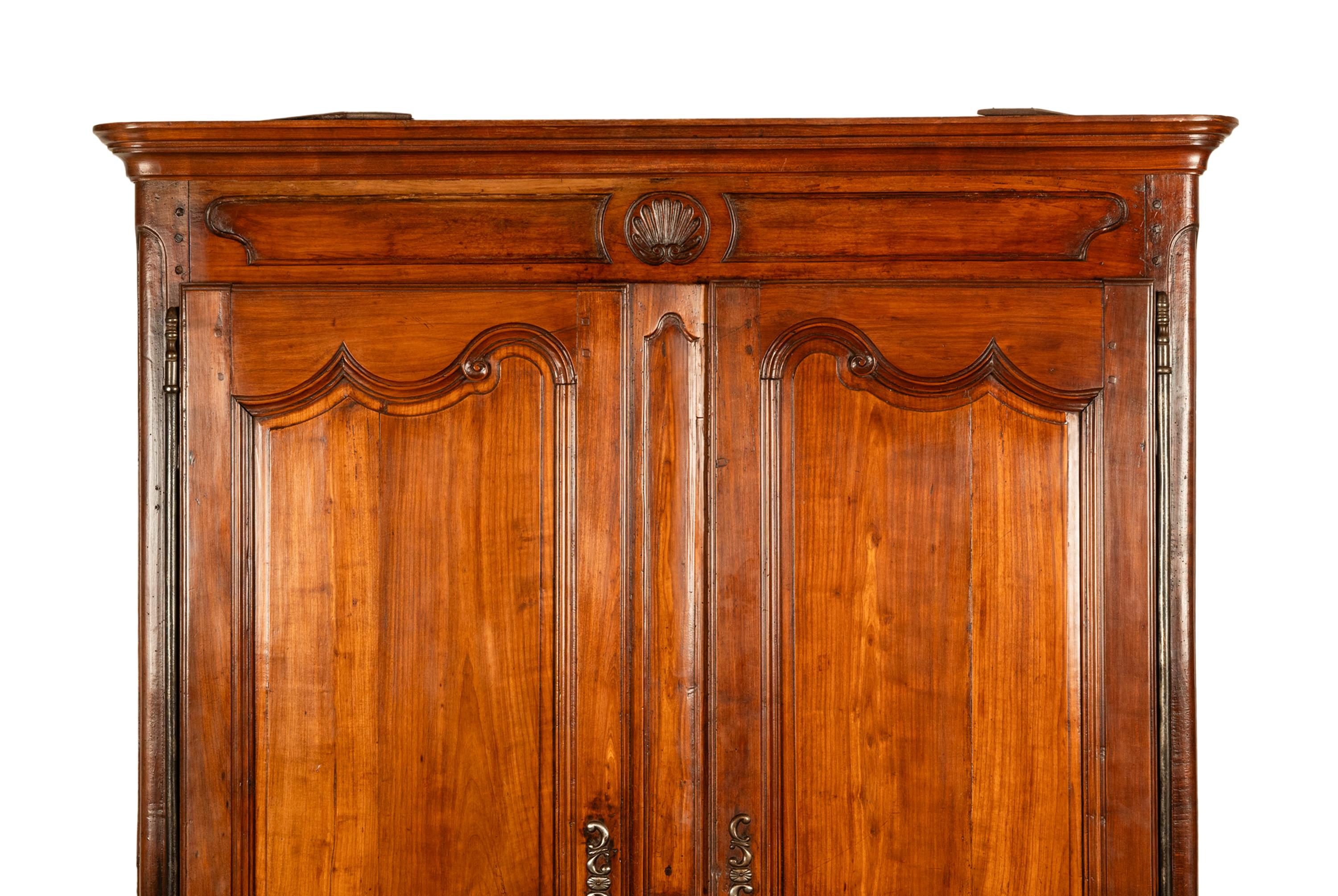 Fine XVIII secolo Antique French 18th Century Provincial Carved Cherry Wood Armoire Wardrobe 1780 in vendita