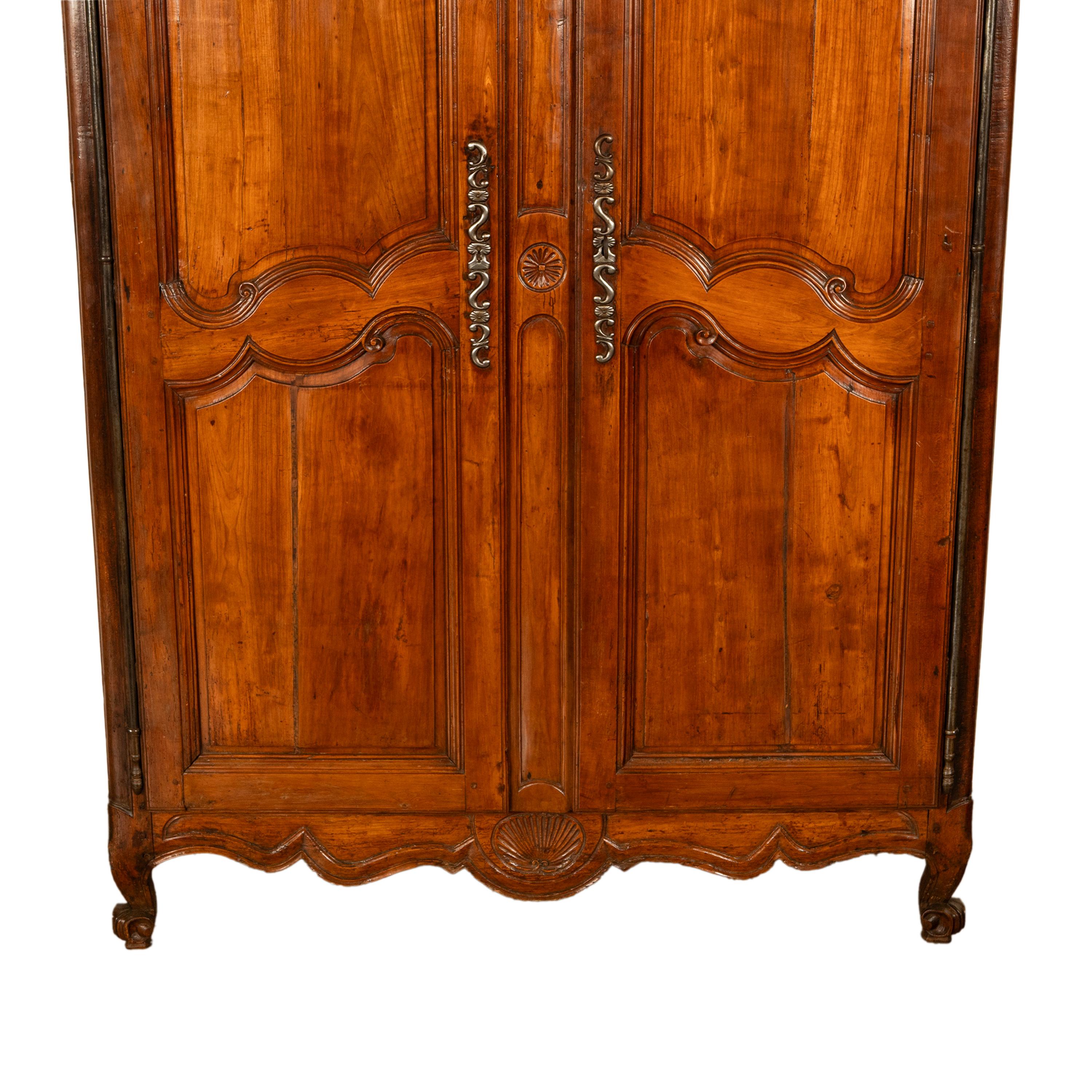 Antique French 18th Century Provincial Carved Cherry Wood Armoire Wardrobe 1780 in vendita 1