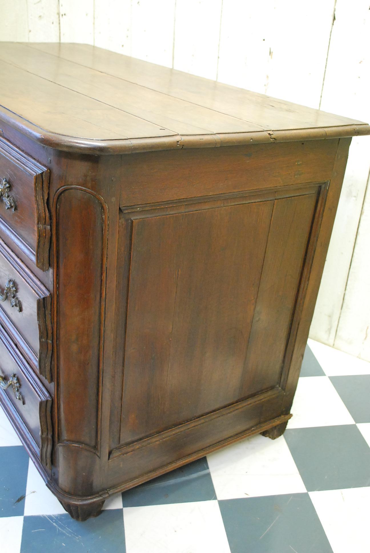 Antique French 18th Century Provincial Oak Commode / Chest of Drawers In Good Condition For Sale In Winchcombe, Gloucesteshire