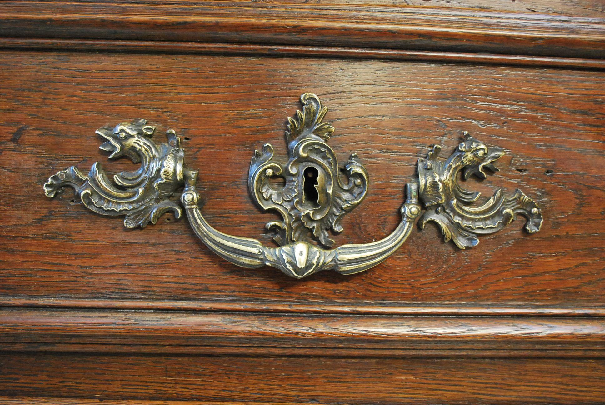 Antique French 18th Century Provincial Oak Commode / Chest of Drawers For Sale 2