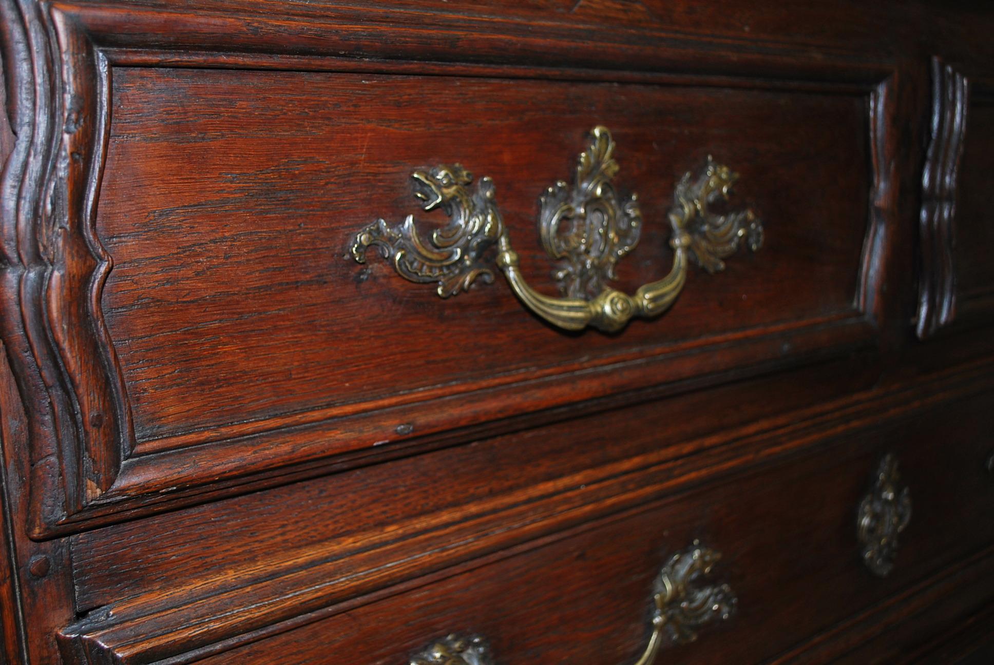 Antique French 18th Century Provincial Oak Commode / Chest of Drawers For Sale 3