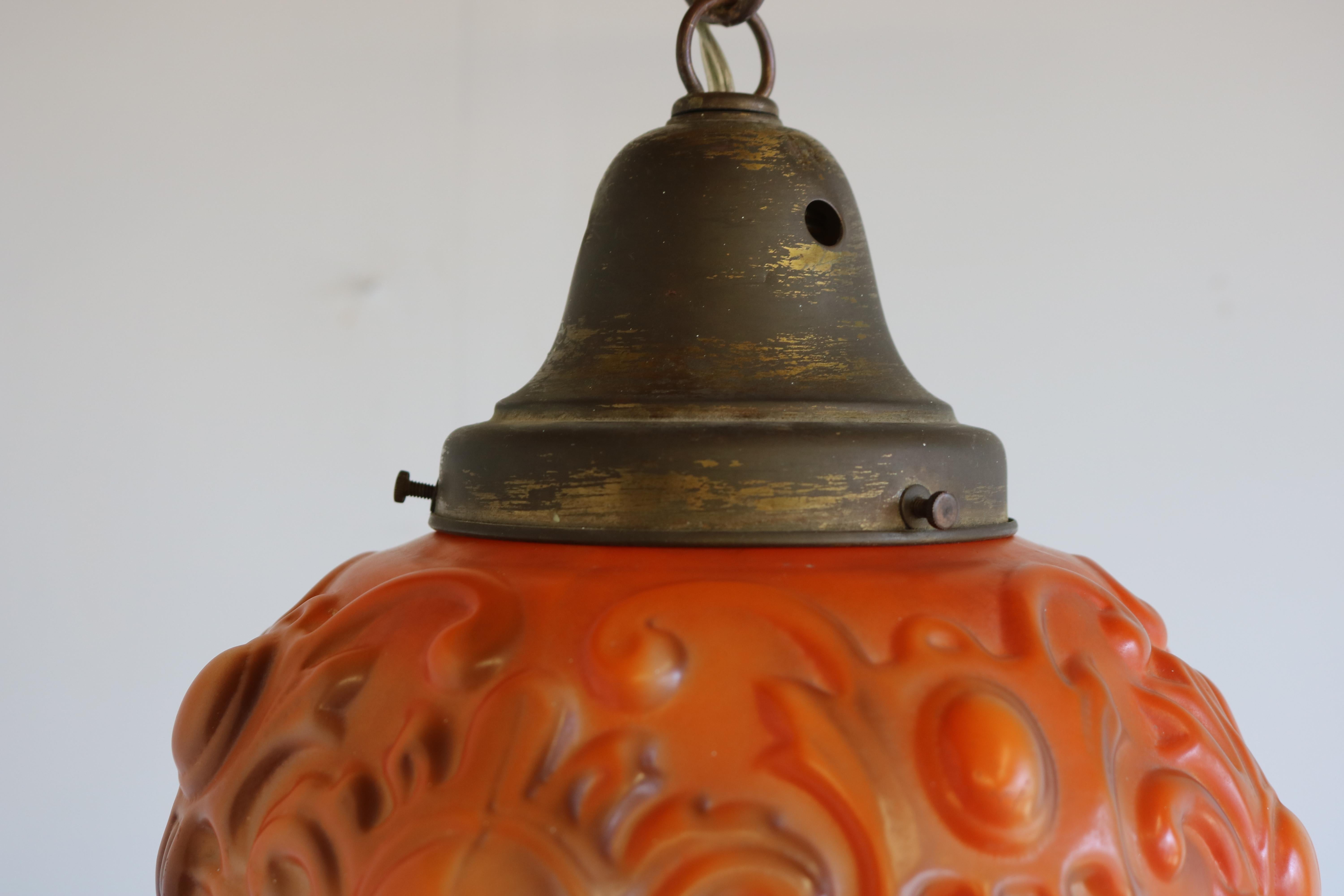 Lampe à suspension victorienne française ancienne de 1910 en opaline peinte à la main, style Renaissance en vente 11