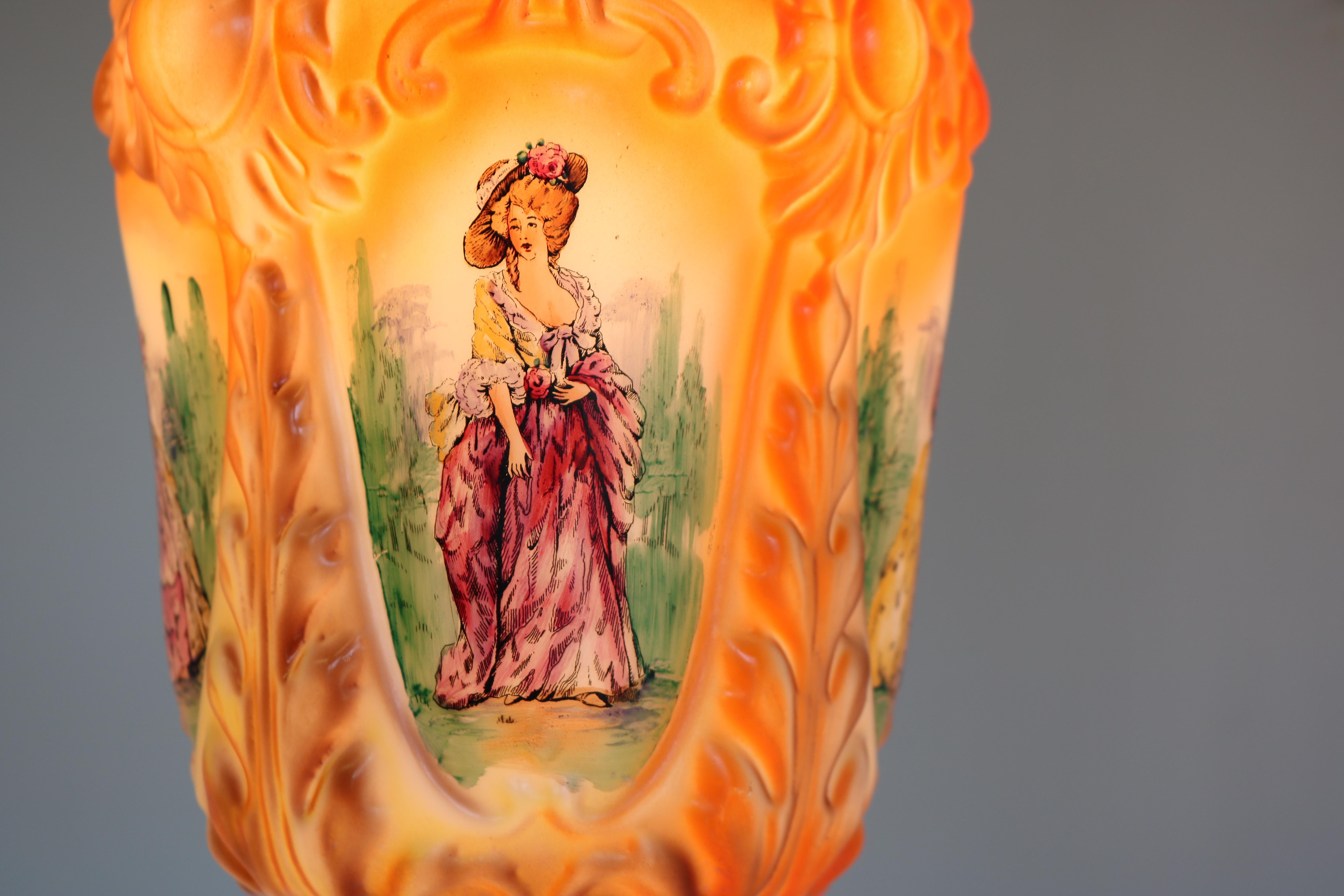 Lampe à suspension victorienne française ancienne de 1910 en opaline peinte à la main, style Renaissance Bon état - En vente à Ijzendijke, NL