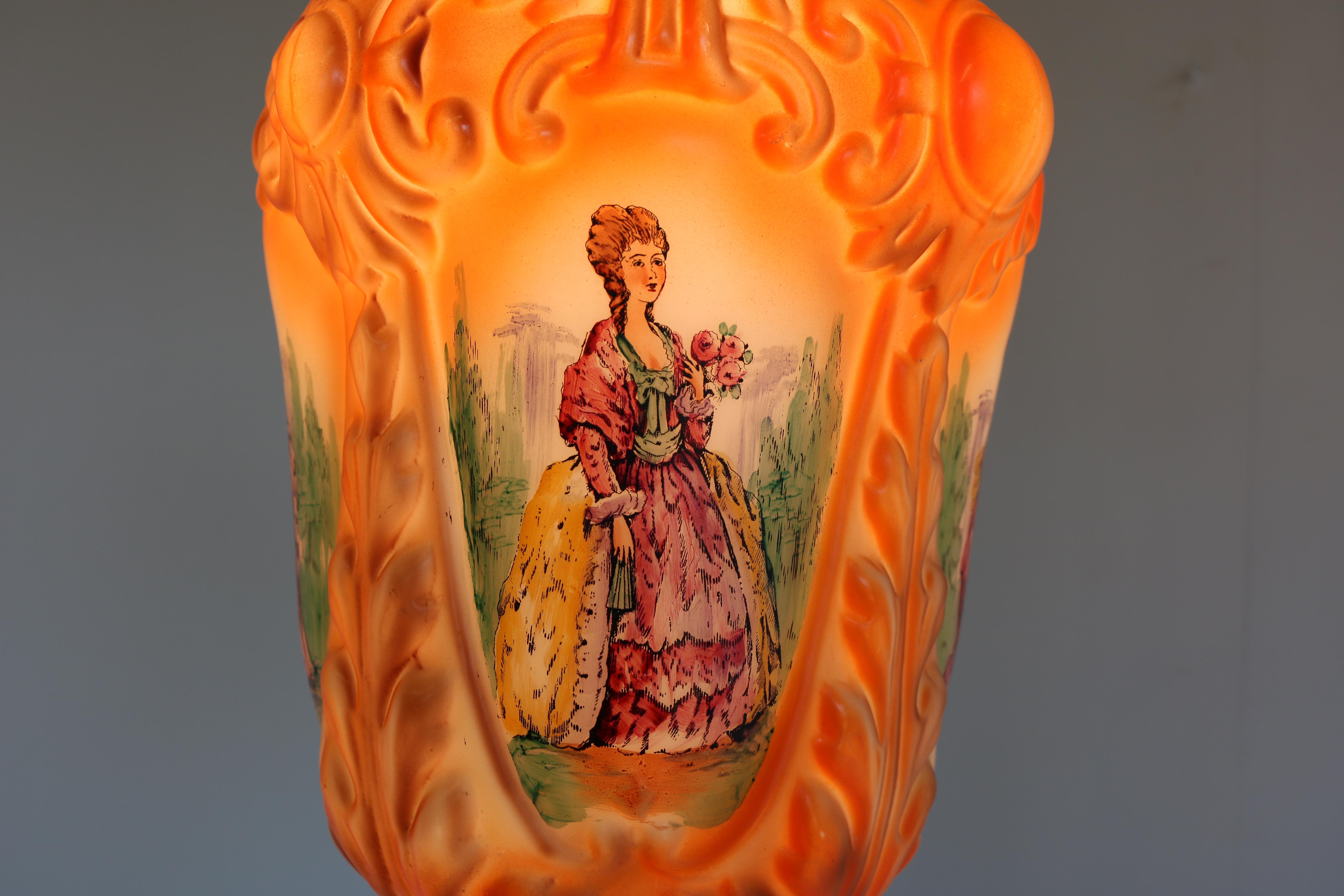 Laiton Lampe à suspension victorienne française ancienne de 1910 en opaline peinte à la main, style Renaissance en vente