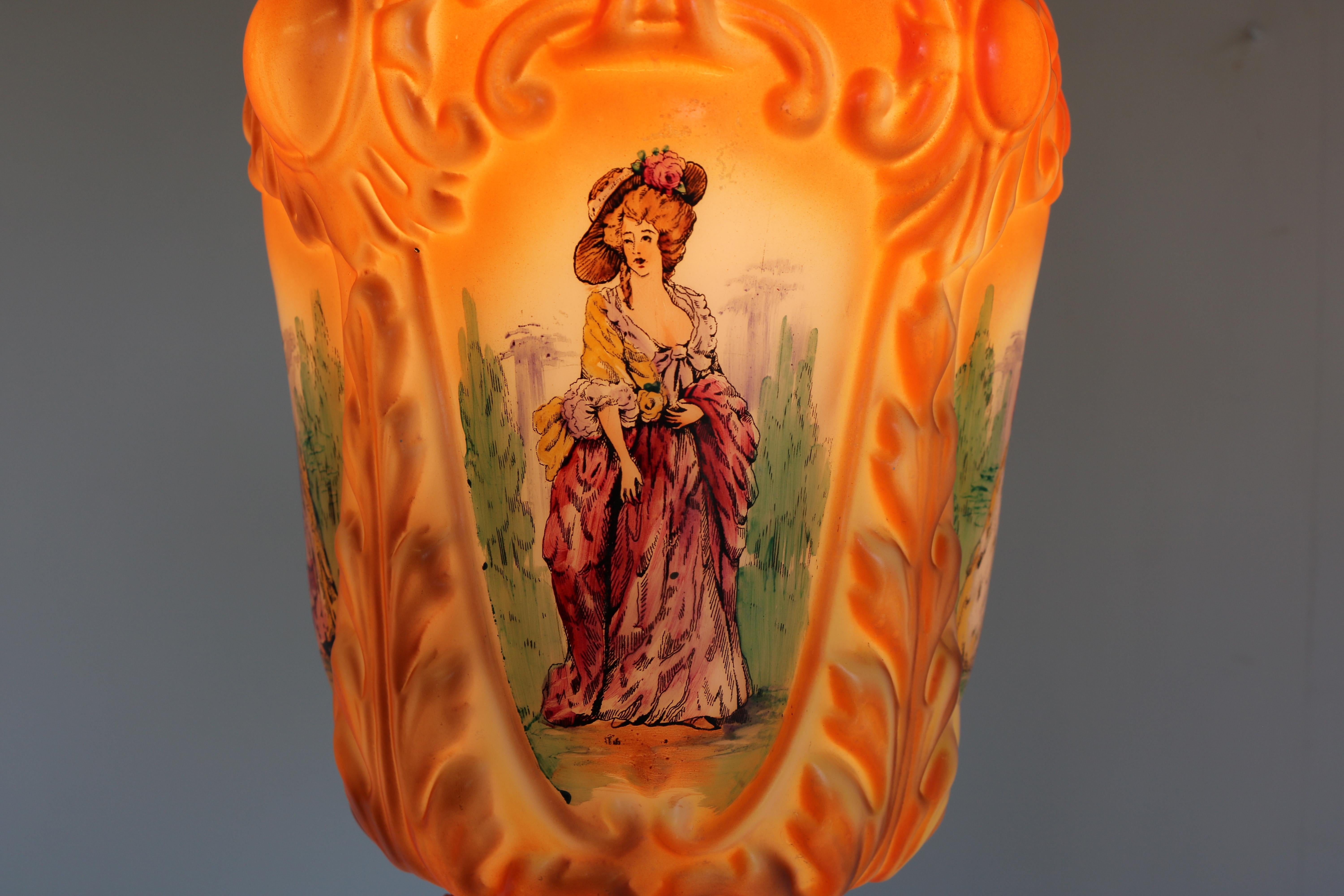 Lampe à suspension victorienne française ancienne de 1910 en opaline peinte à la main, style Renaissance en vente 1