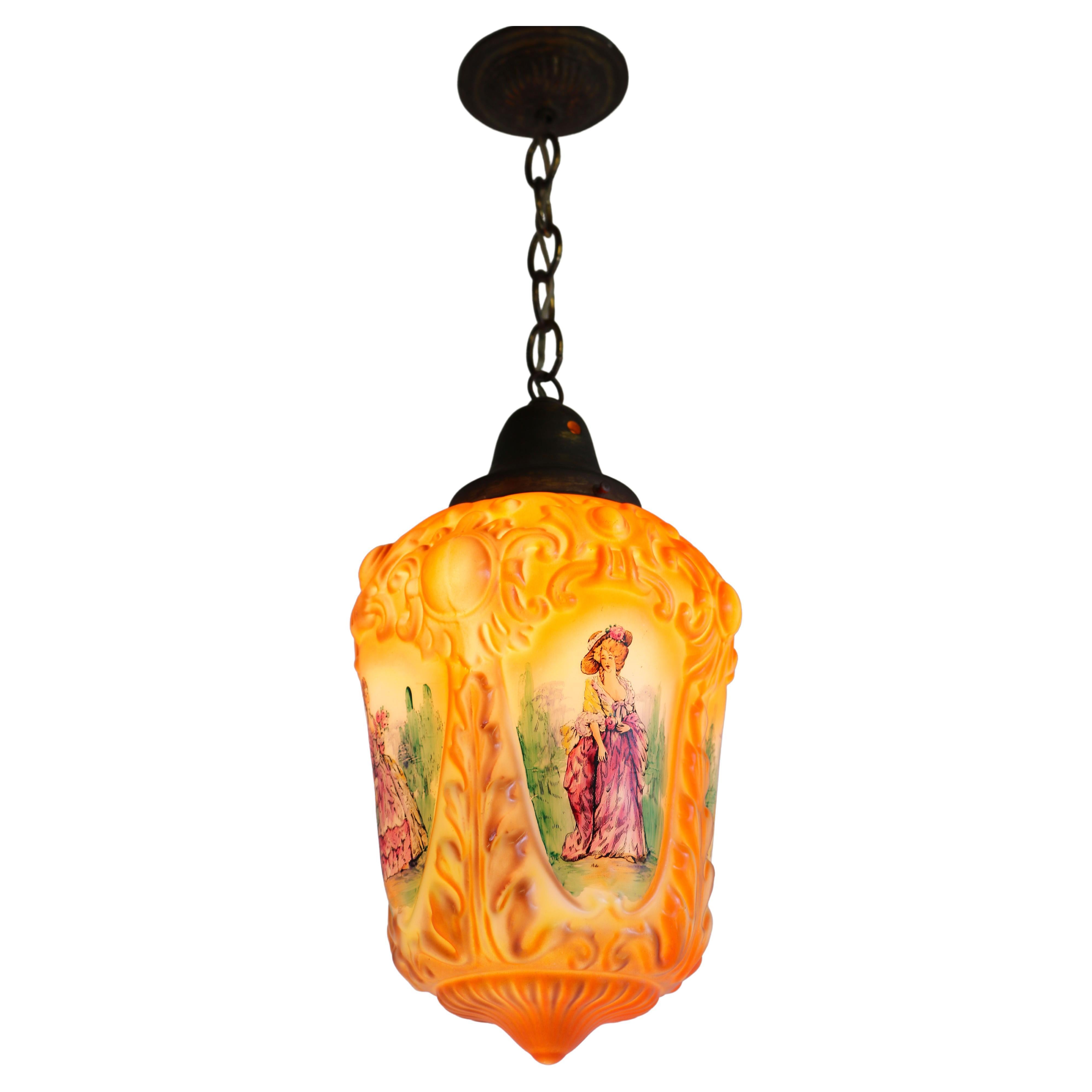Lampe à suspension victorienne française ancienne de 1910 en opaline peinte à la main, style Renaissance en vente