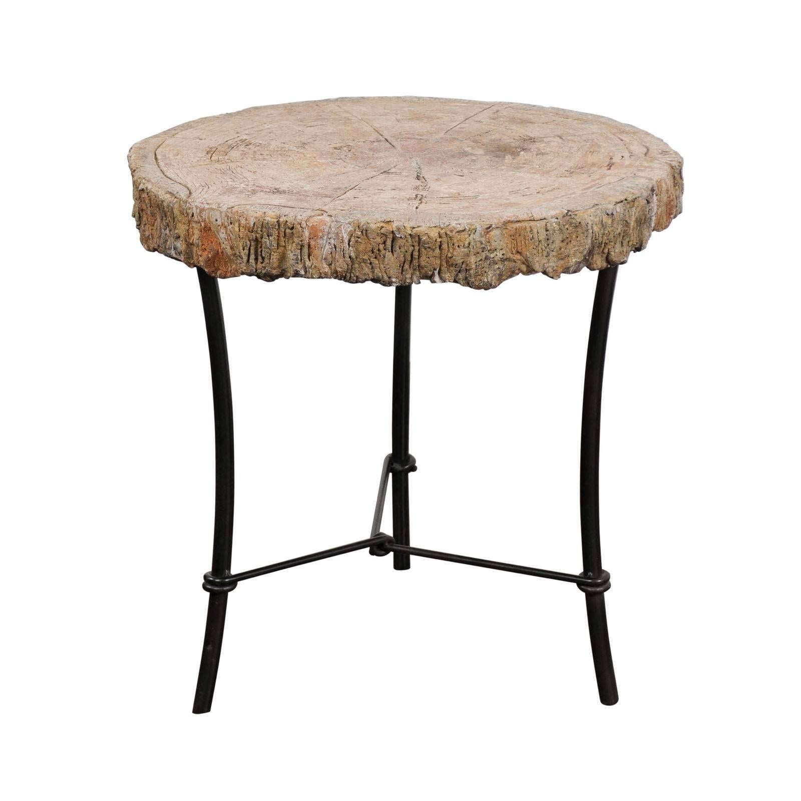 Ancienne table d'appoint ronde française des années 1920 en faux bois et pierre sur base en fer fabriquée sur mesure