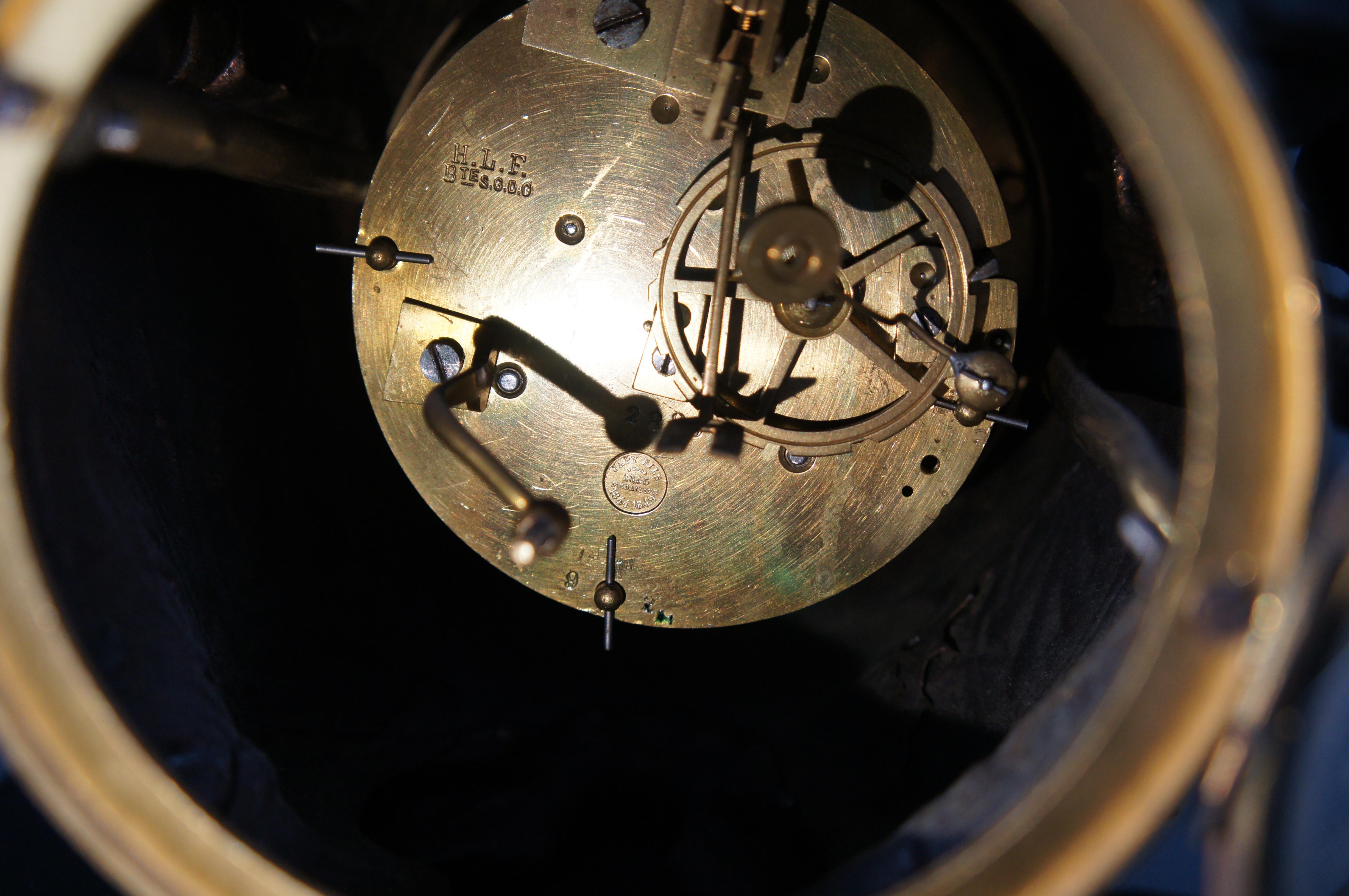 A.I.C. Classic Mantels, ancienne horloge française du 19e siècle à figure classique, en bronze et ardoise. en vente 6