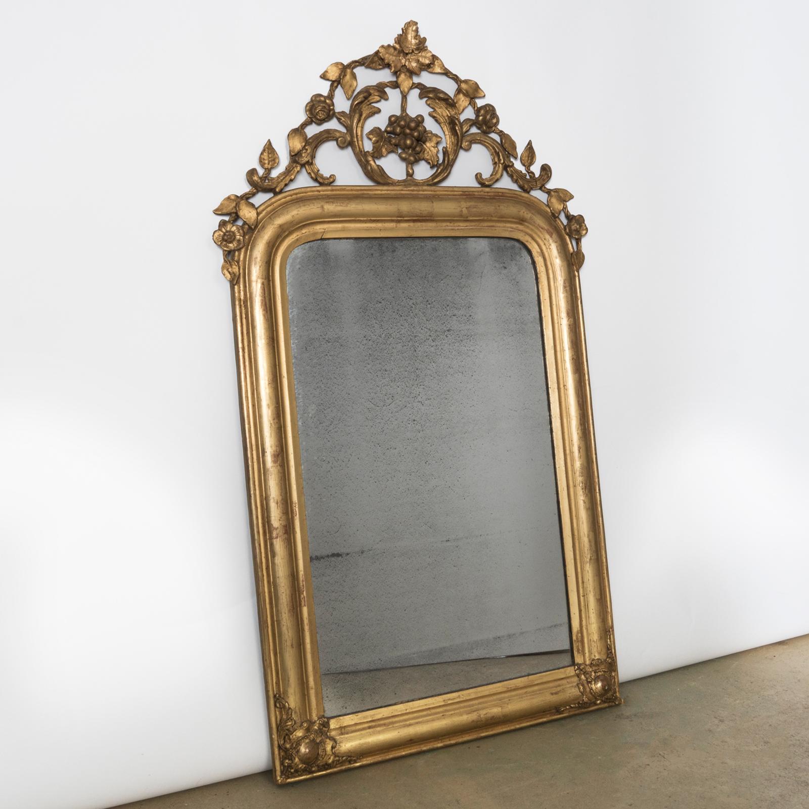 Exquisiter Louis-Philippe-Spiegel aus dem 19. Jahrhundert in Gold vergoldet, mit einer bezaubernden Kartusche, die mit verschlungenen Blättern und Traubenmotiven verziert ist. Frankreich, ca. 1850 - 1880er Jahre.

Dieser herrliche antike