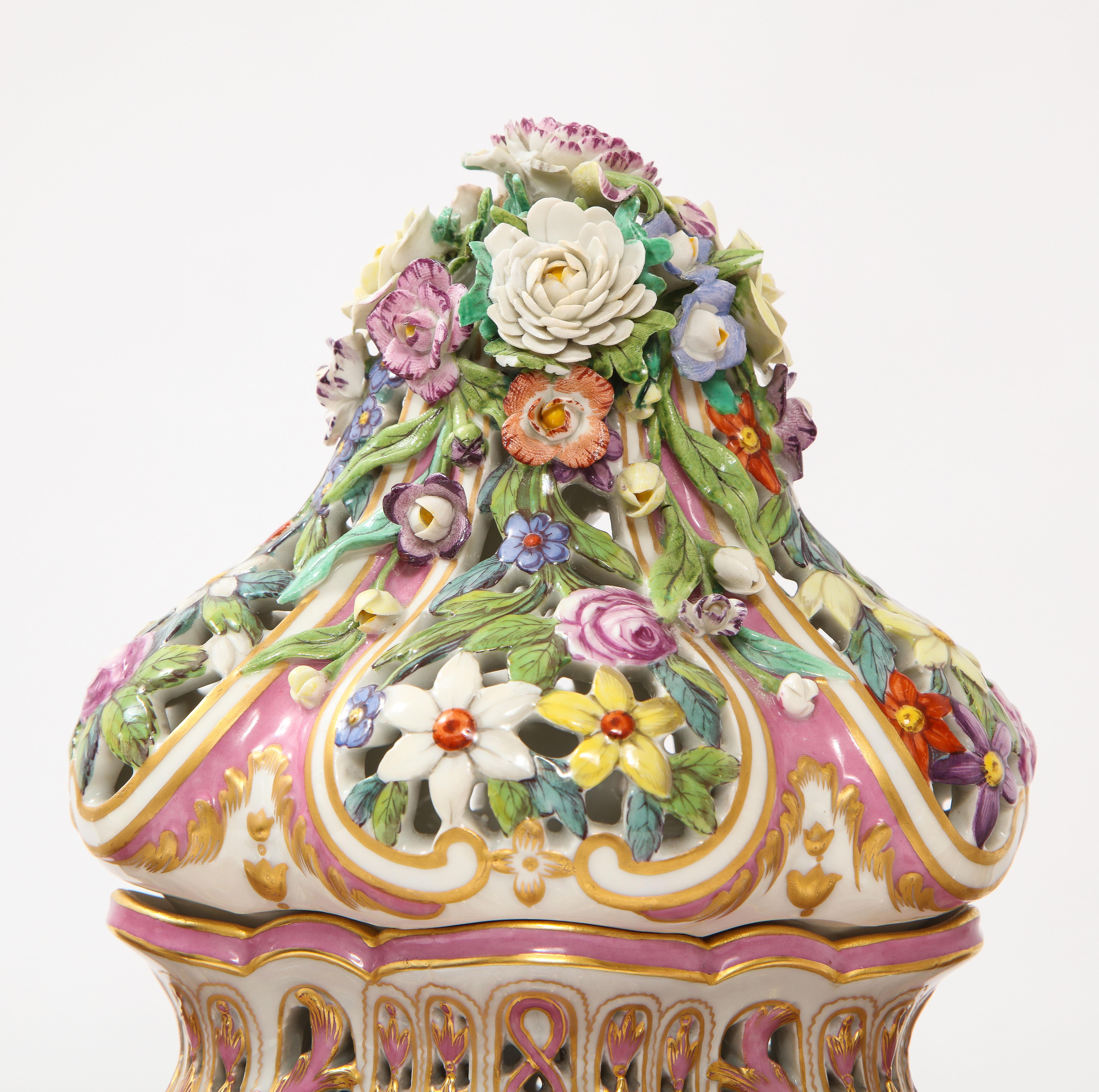 Antikes französisches 3-teiliges Pot-Pourri/Kandelaber-Set mit rosa Grund im Sevres-Stil des 19. Jahrhunderts im Angebot 8