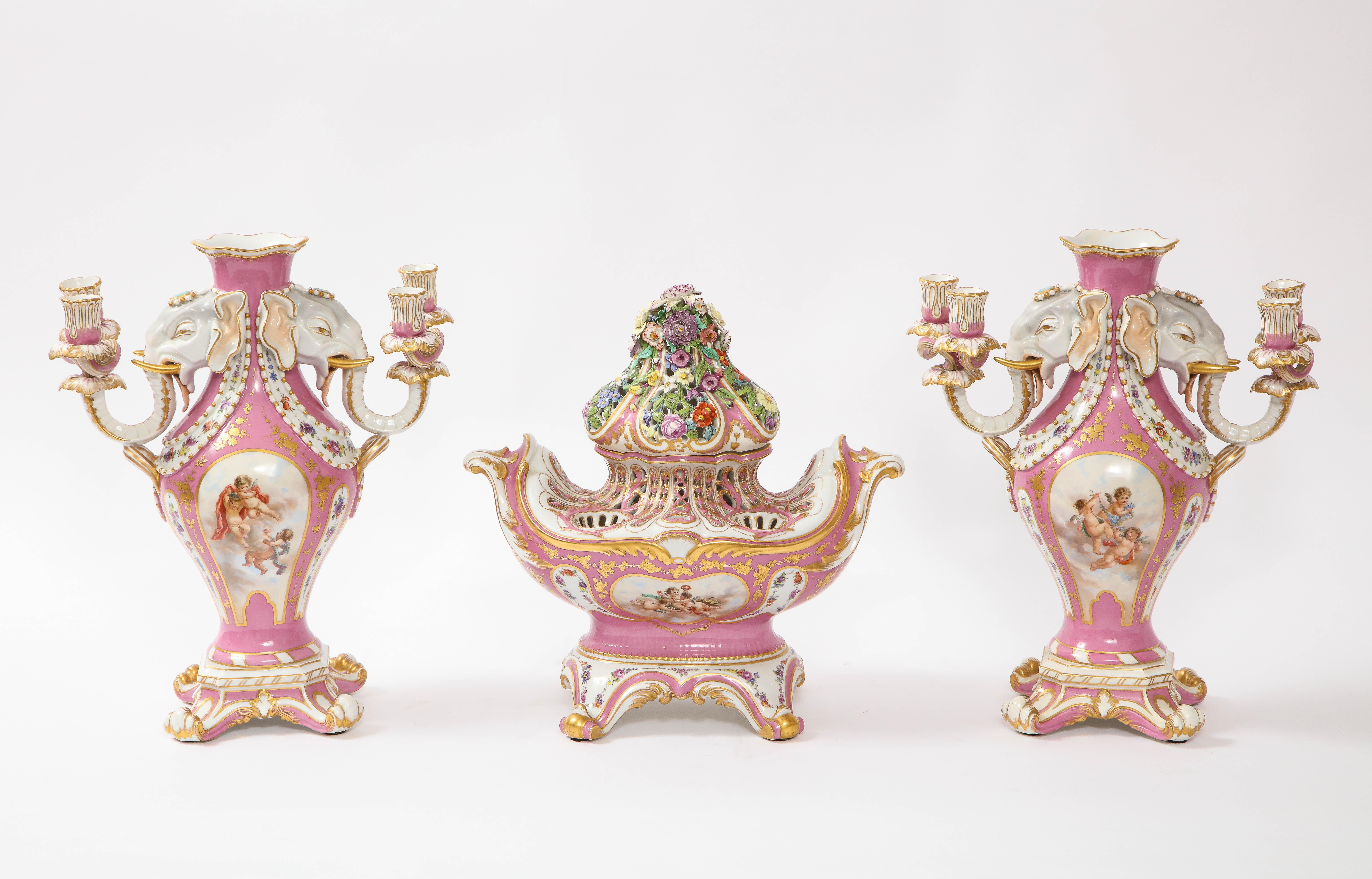 Antikes französisches 3-teiliges Pot-Pourri/Kandelaber-Set mit rosa Grund im Sevres-Stil des 19. Jahrhunderts (Handbemalt) im Angebot