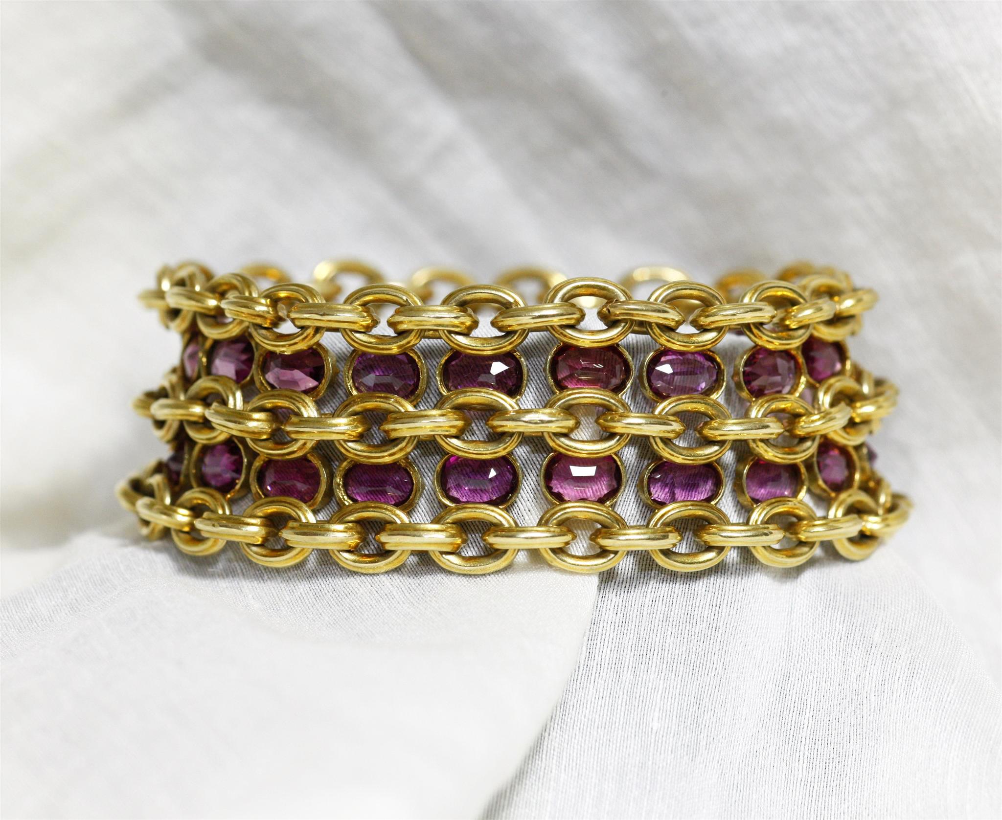 Antique French 19th Century 18 Karat Gold and Garnets Bracelet In Excellent Condition In Paris, FR