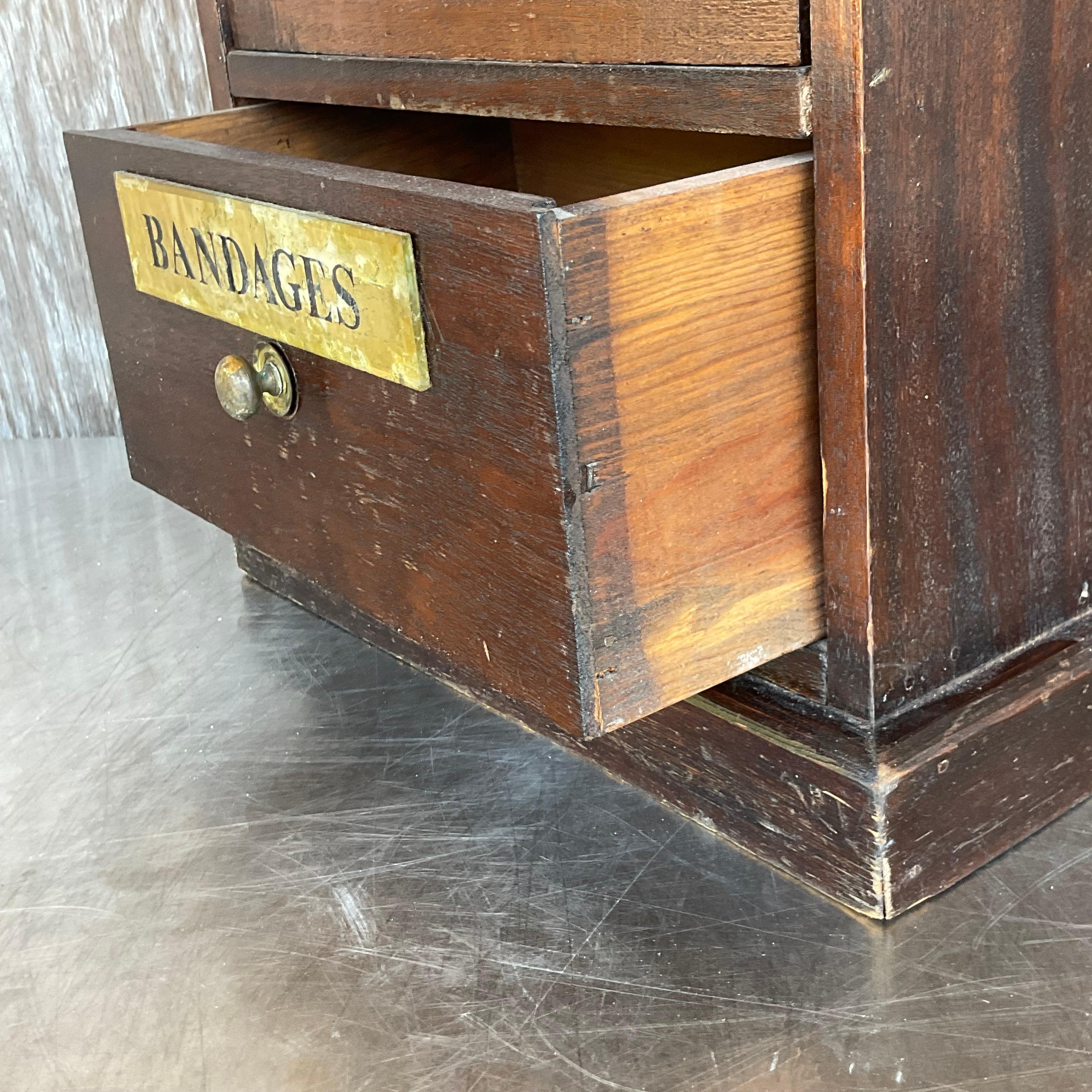 Entdecken Sie die zeitlose Eleganz unseres antiken französischen Apothekerschranks aus dem 19. Jahrhundert, der sich mit seinem klassischen Charme nahtlos in amerikanische Häuser einfügt. Dieses sorgfältig gefertigte Stück bietet sowohl