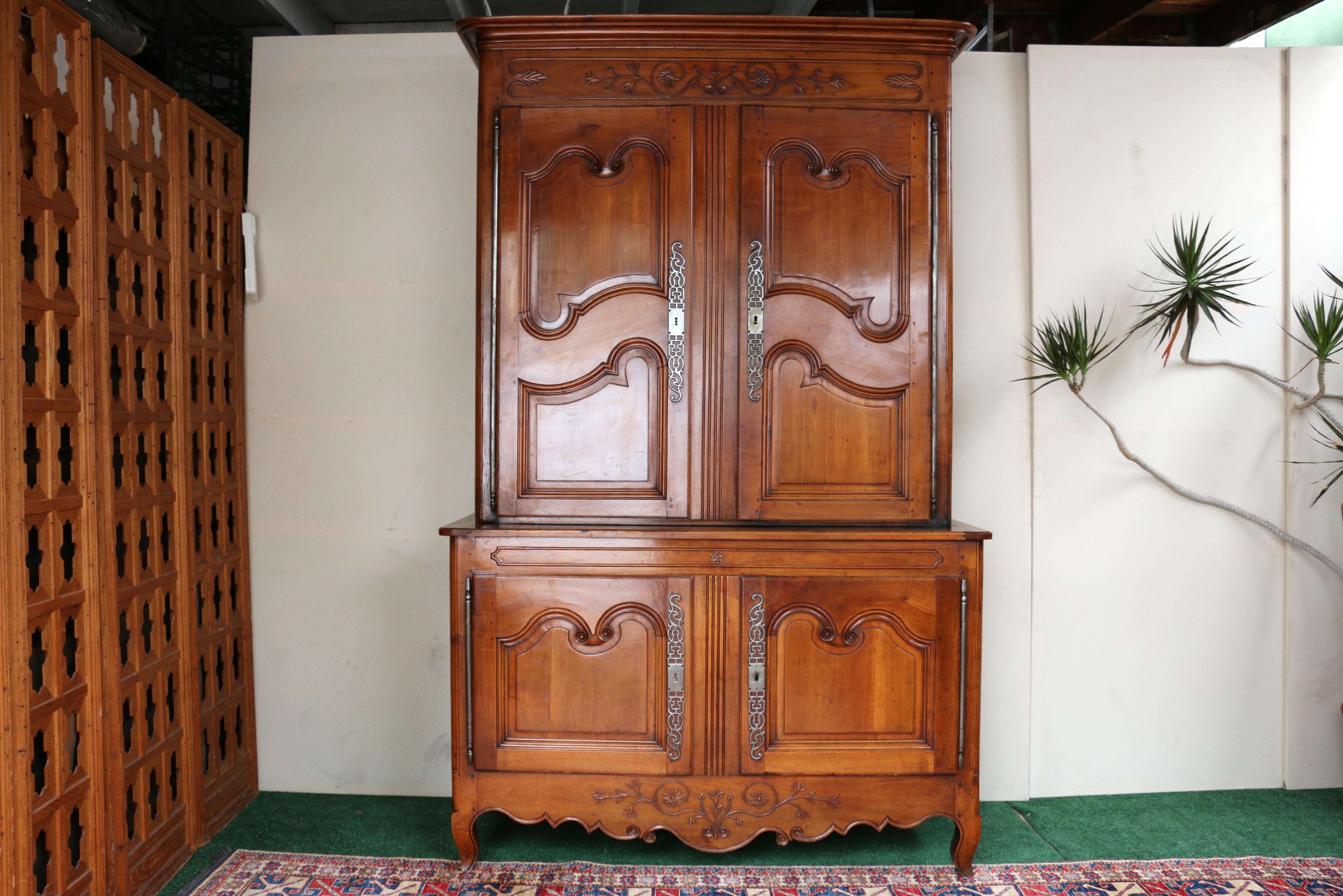 Spettacolare buffet francese del XIX secolo realizzato in legno di ciliegio. Il buffet è composto da due parti: una parte inferiore con due ante e due cassetti e una parte superiore con ante che si aprono per rivelare un grande magazzino con tre