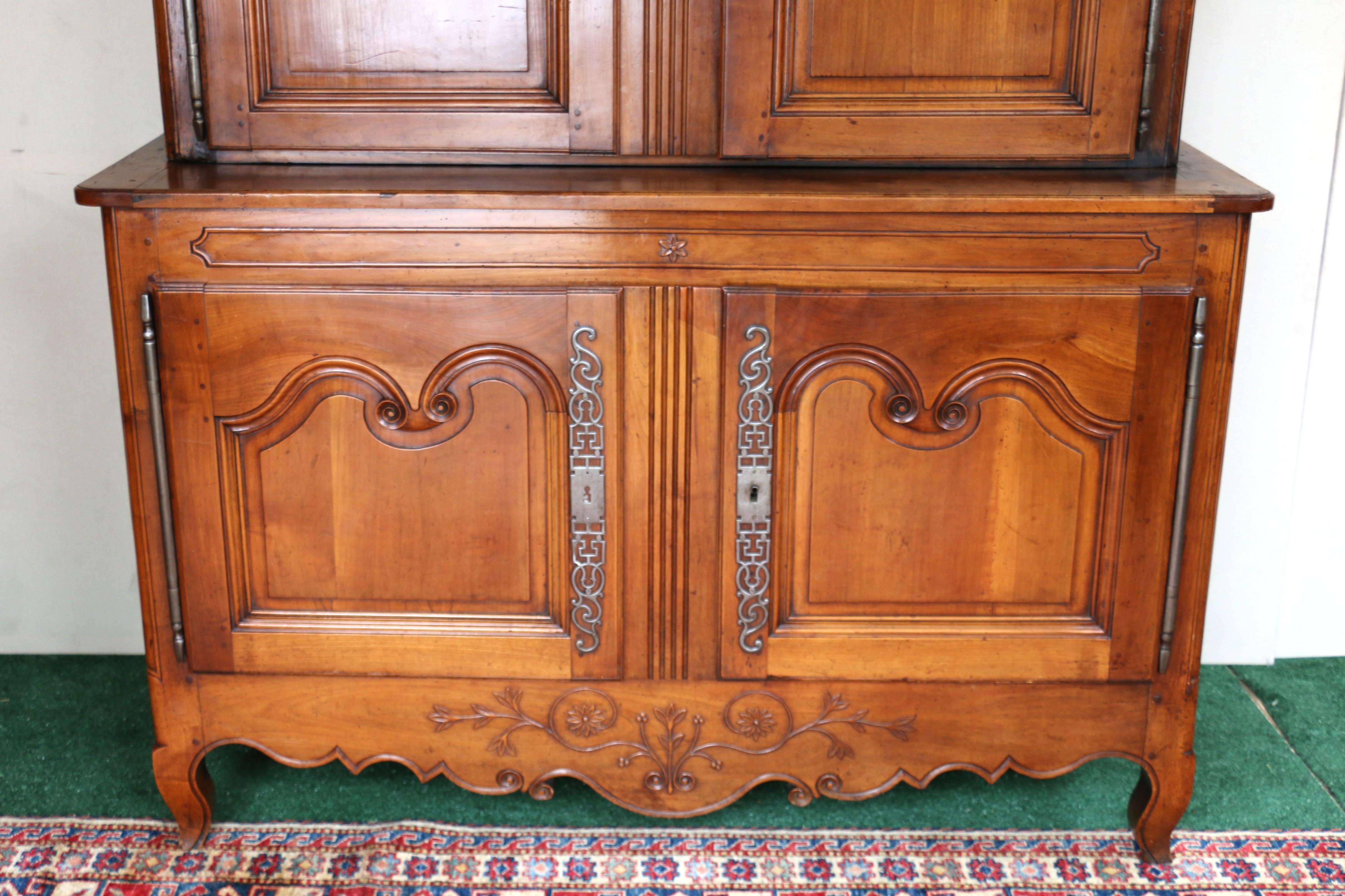 Luigi XV Antique French del XIX secolo, buffet in legno di ciliegio in vendita