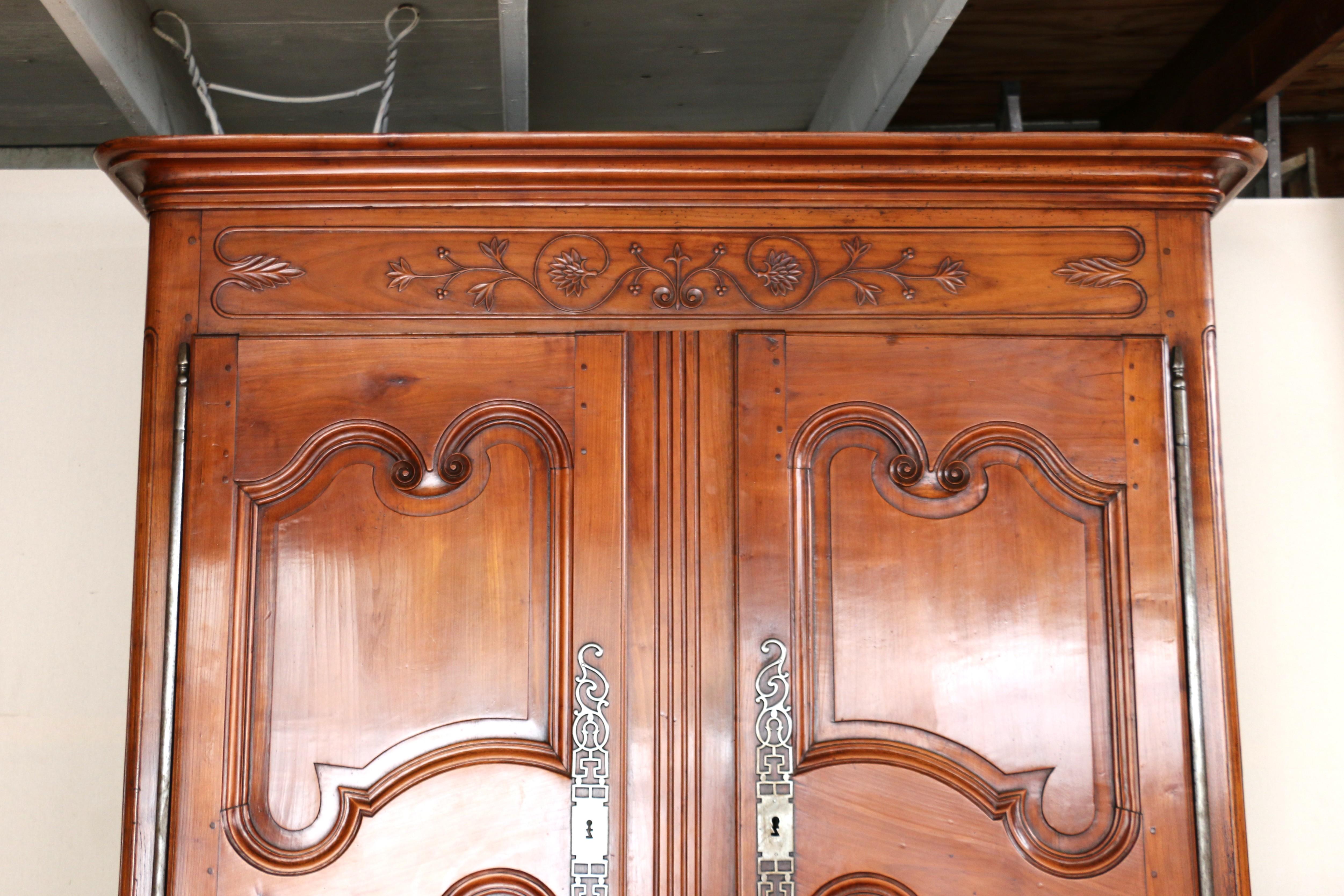 Francese Antique French del XIX secolo, buffet in legno di ciliegio in vendita