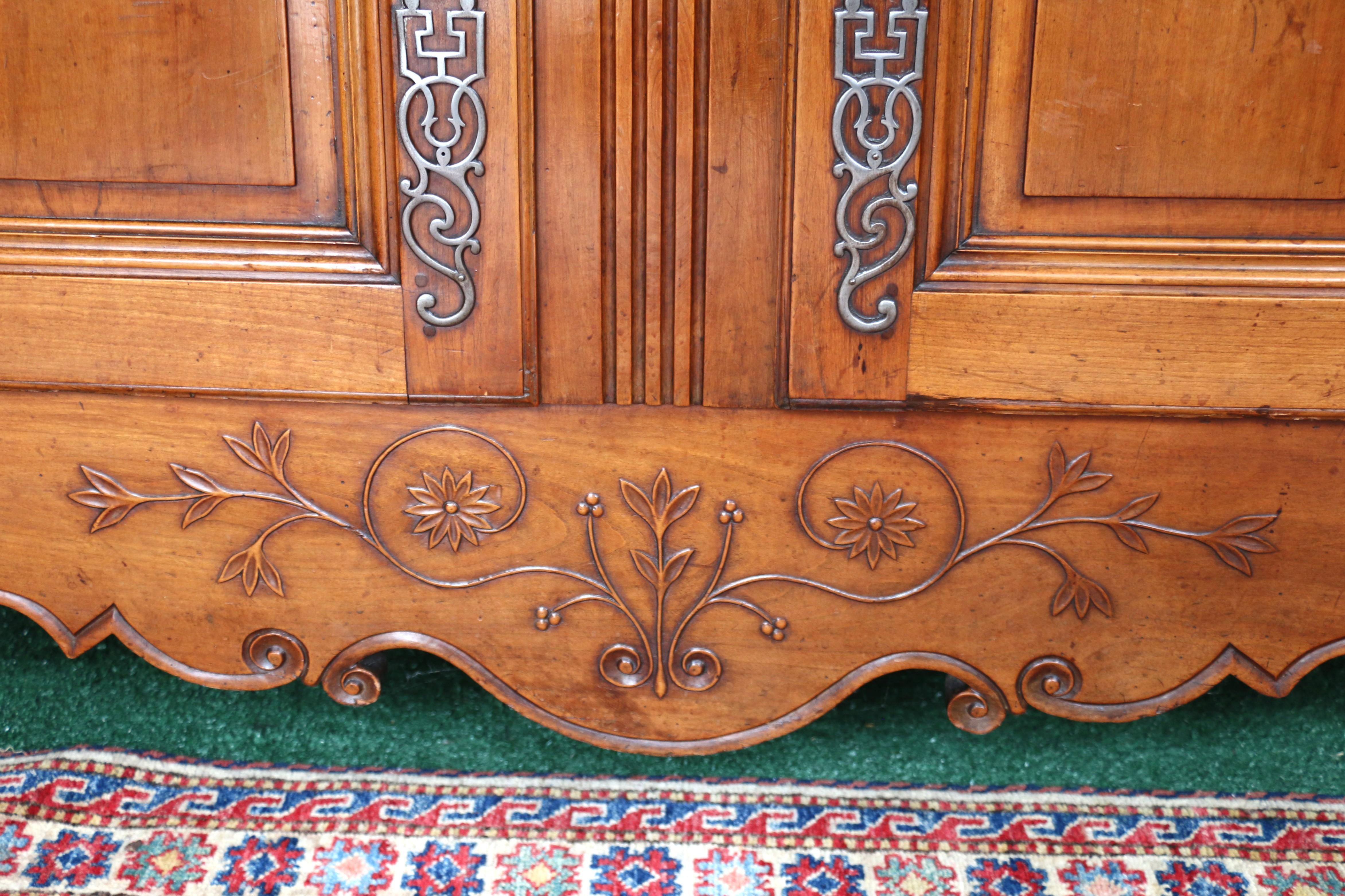 Legno Antique French del XIX secolo, buffet in legno di ciliegio in vendita