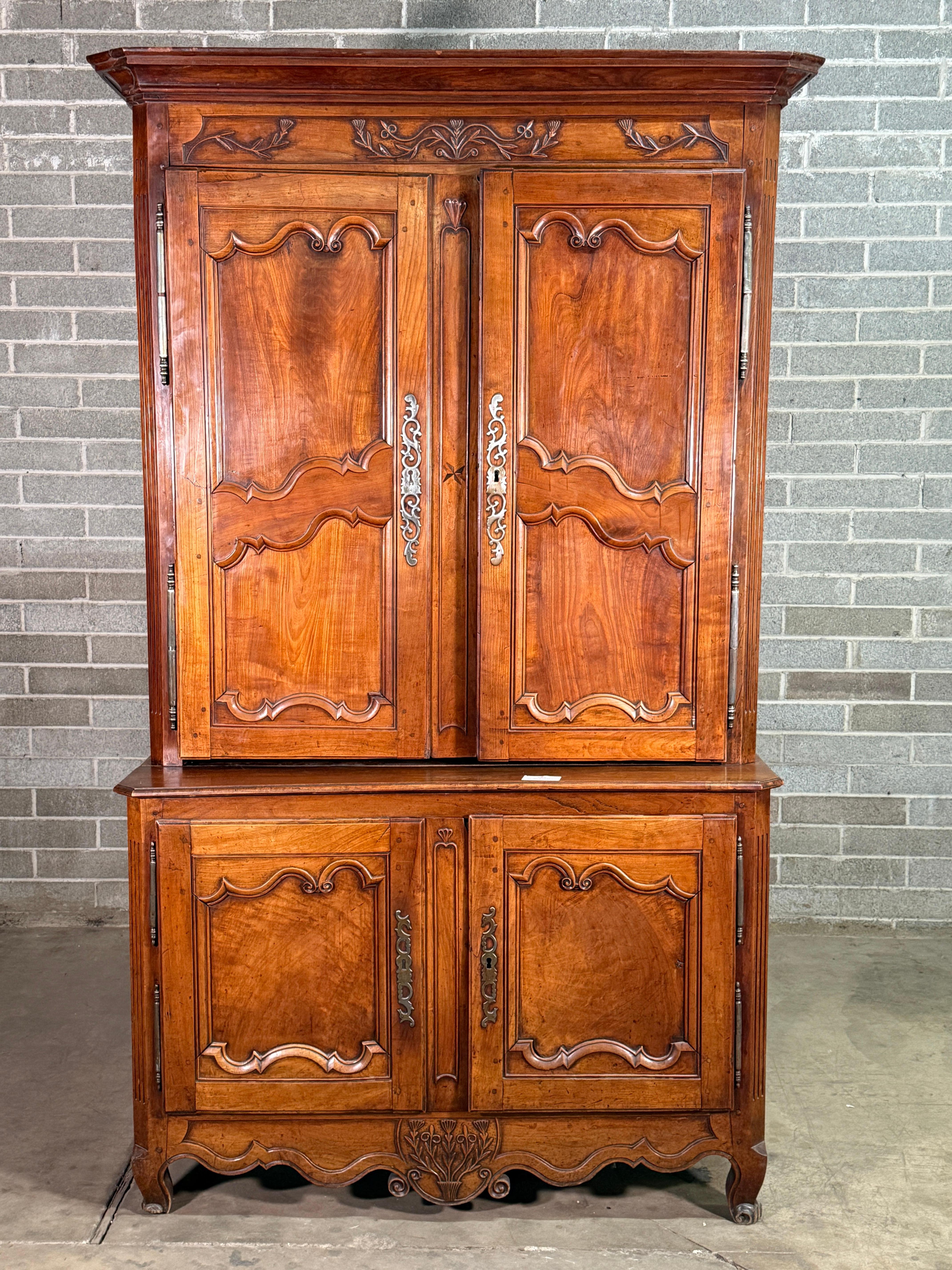 Buffet français ancien du 19ème siècle en bois fruitier 
Belle pièce achetée en France. 
Usure appropriée à l'âge, voir les photos détaillées ou nous envoyer un message pour toute question. 