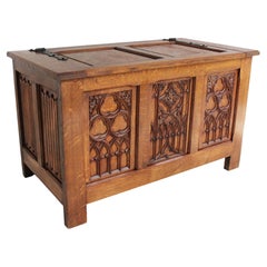 Antique French 19th Century Gothic Revival Arcón para mantas de hierro forjado tallado en roble