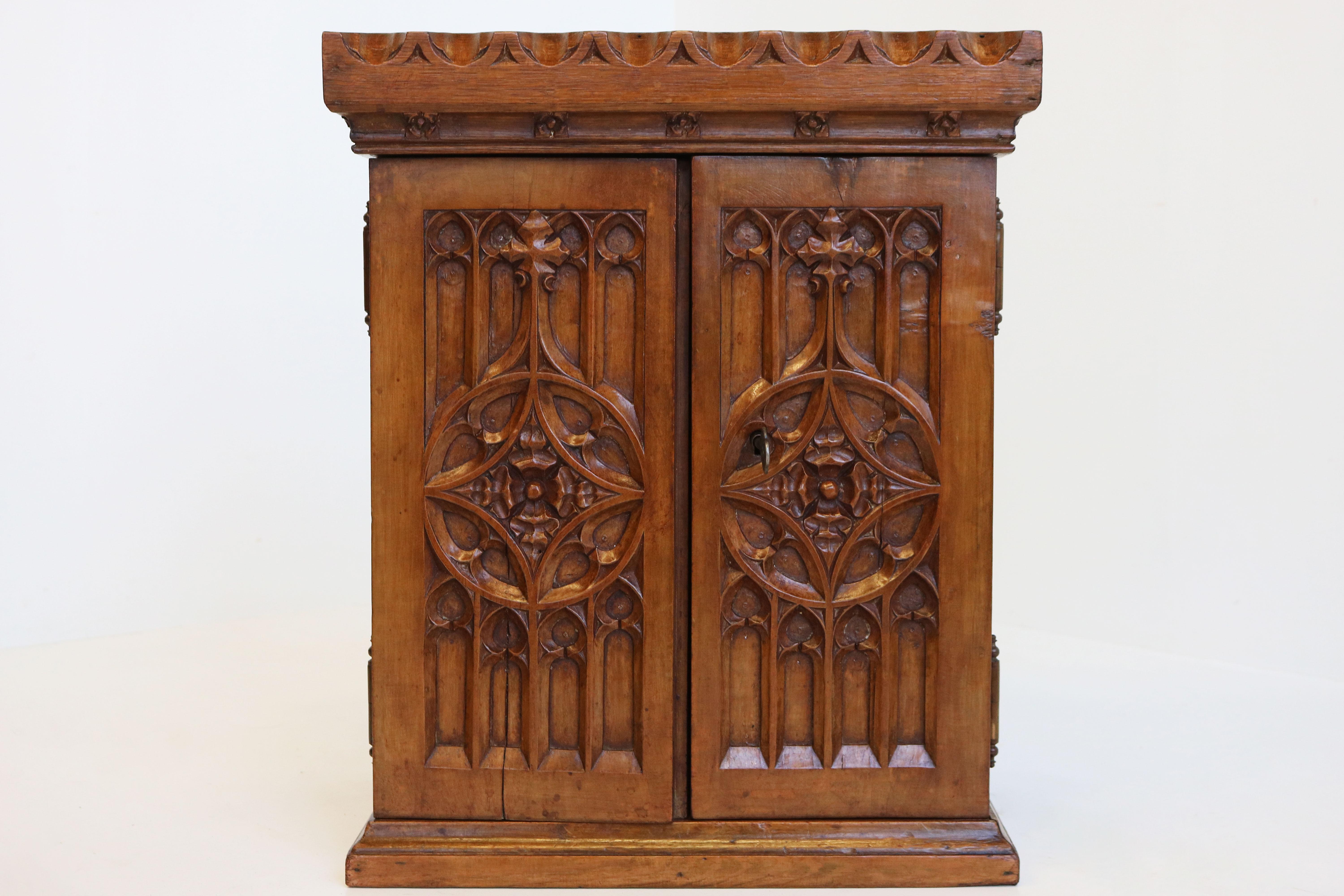 Antique French 19th Century Gothic Revival Wall Cabinet / Small Cabinet Church In Good Condition In Ijzendijke, NL