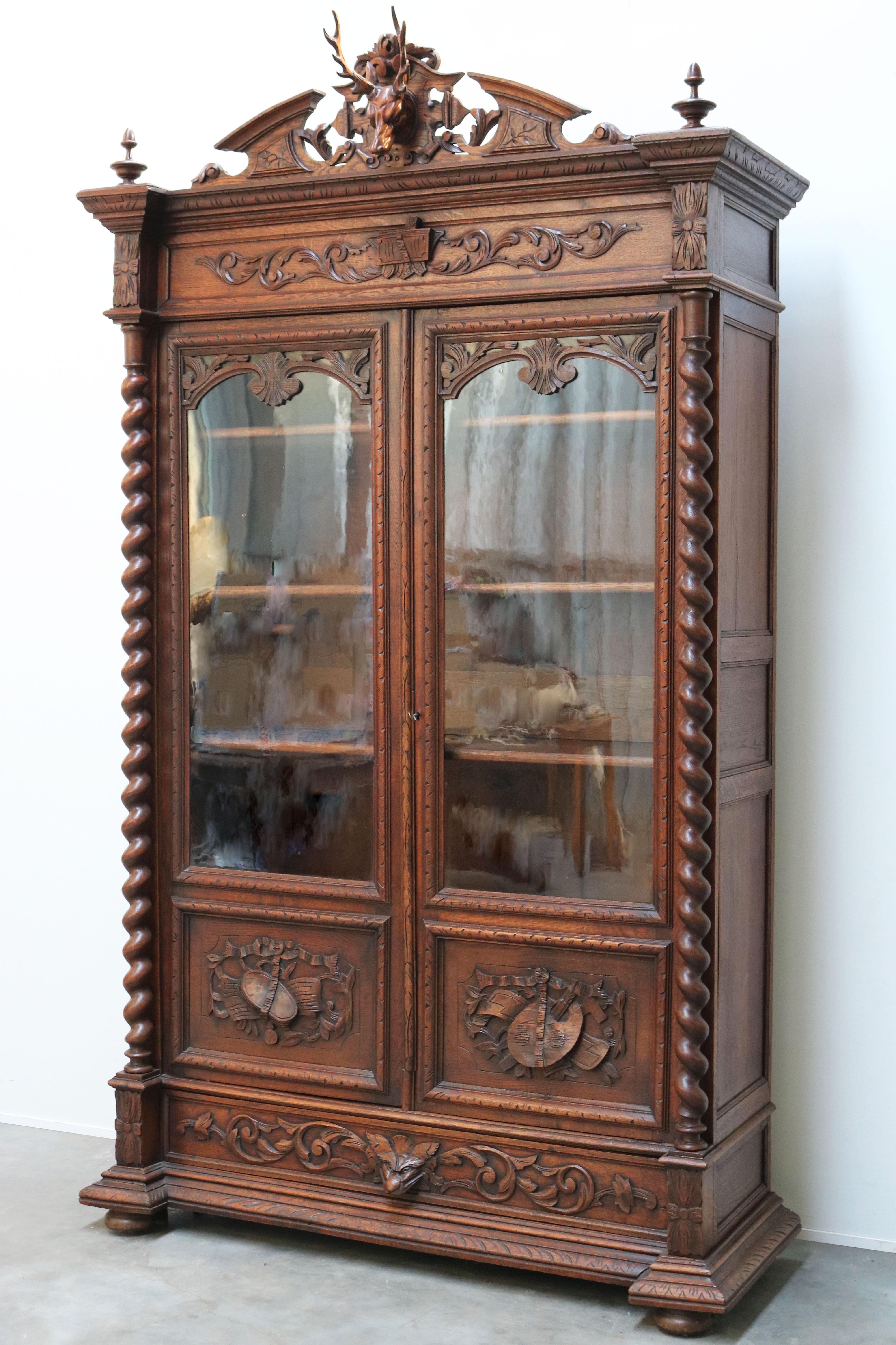 Antique French 19th Century Hunt Style Bookcase Display Cabinet Oak Barley Twist In Good Condition In Ijzendijke, NL