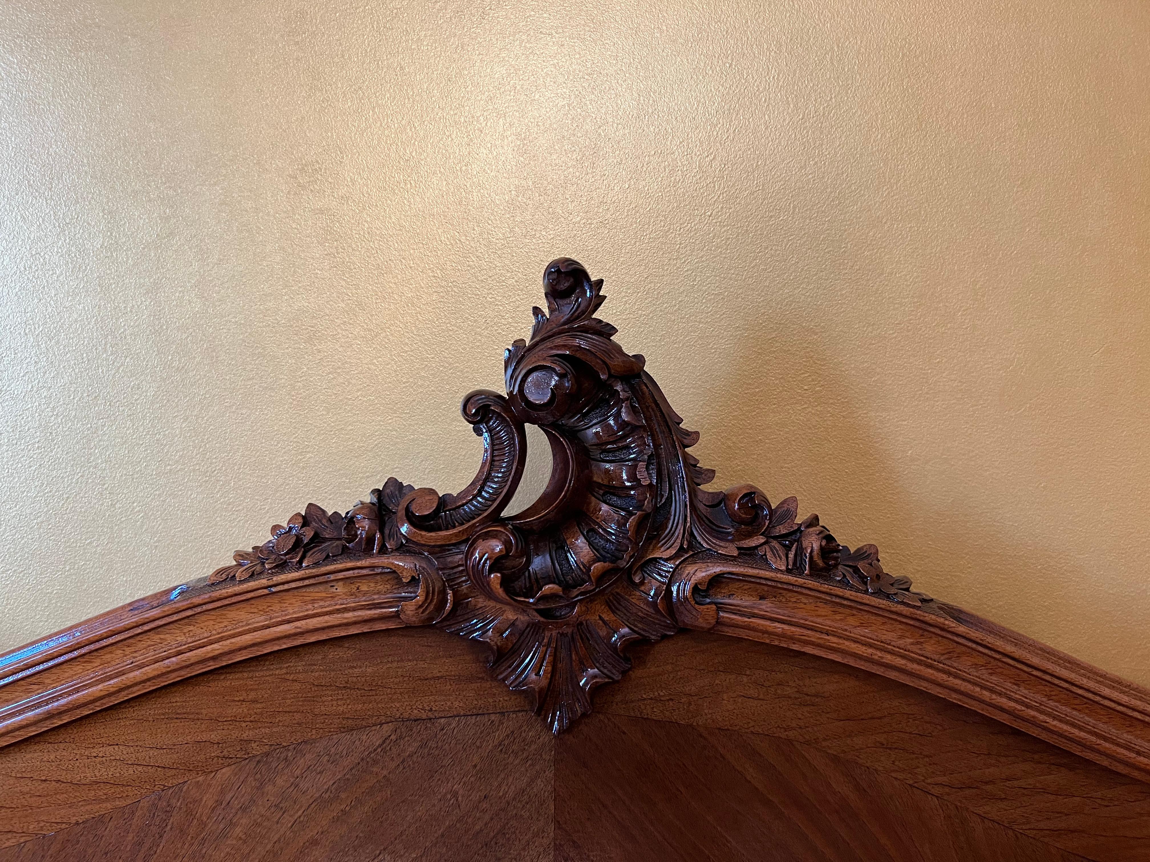 Curved detail to both head and front boards, carved wood detailing on all legs, centrepiece intricate detailing, beautiful checker design in wood on both head and front boards.

Size: measurements are below, the internal width is 131cm a standard