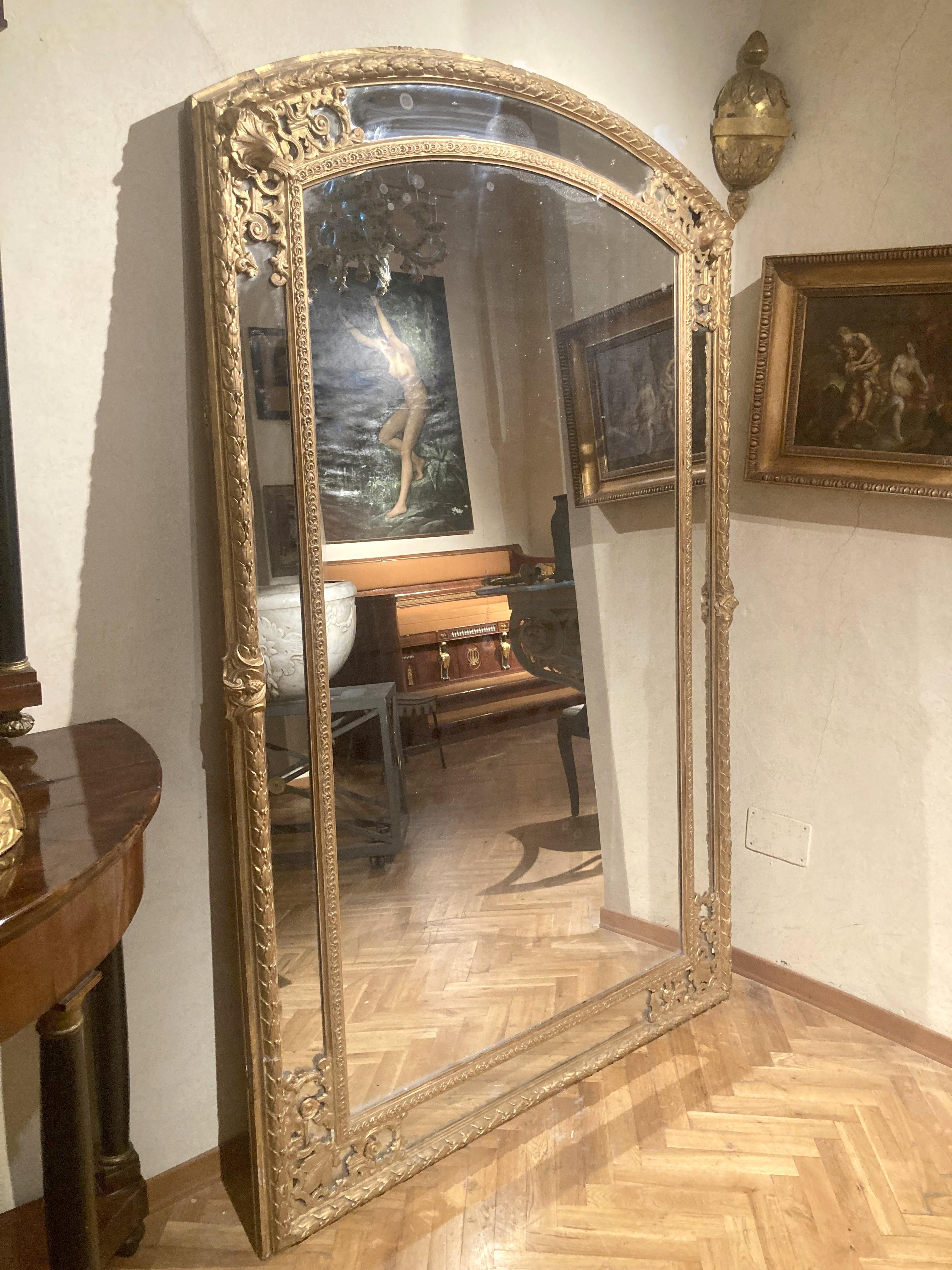 Miroirs de pilier français anciens du 19ème siècle de style Louis XV en bois doré pleine longueur en vente 1