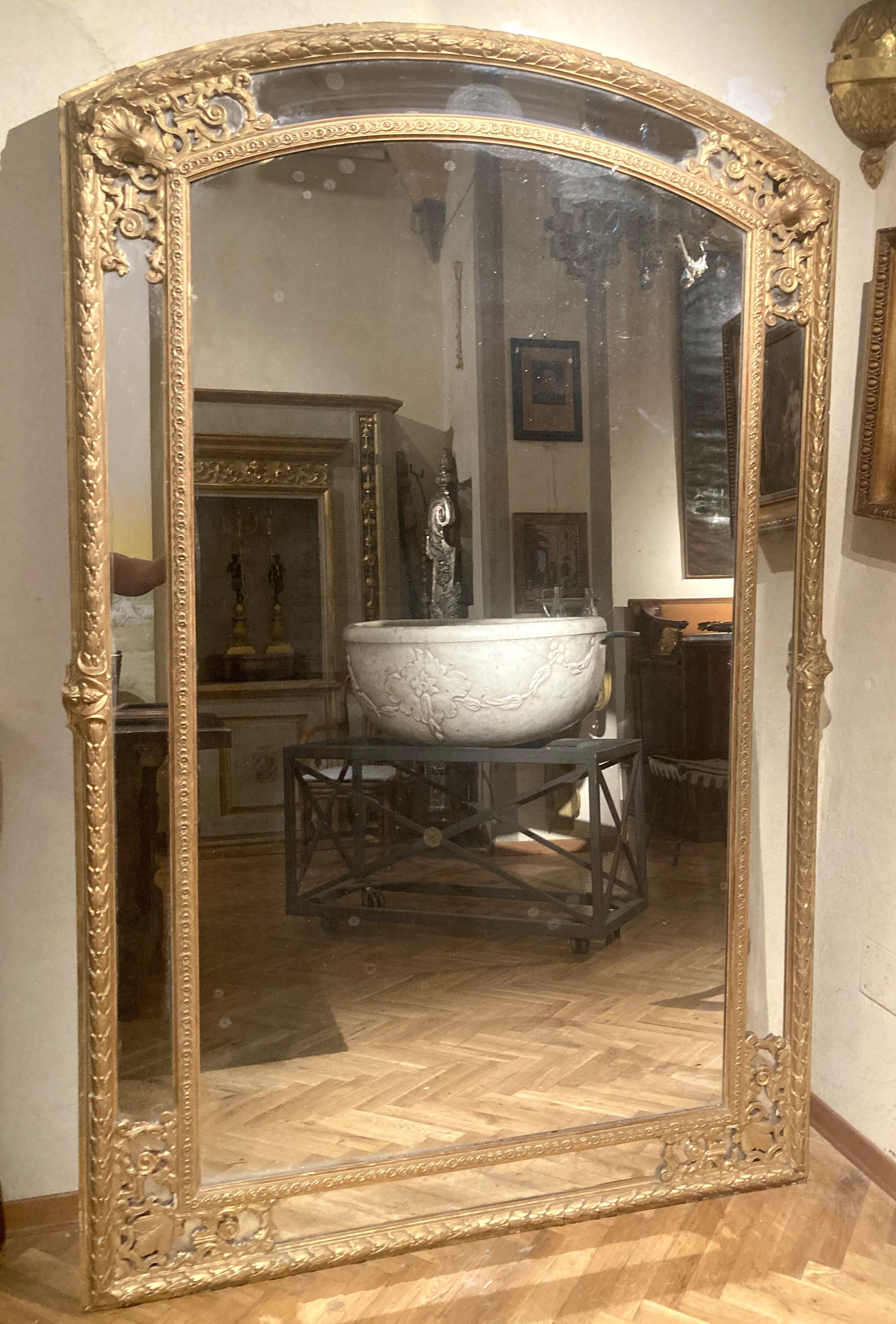 Miroirs de pilier français anciens du 19ème siècle de style Louis XV en bois doré pleine longueur en vente 2