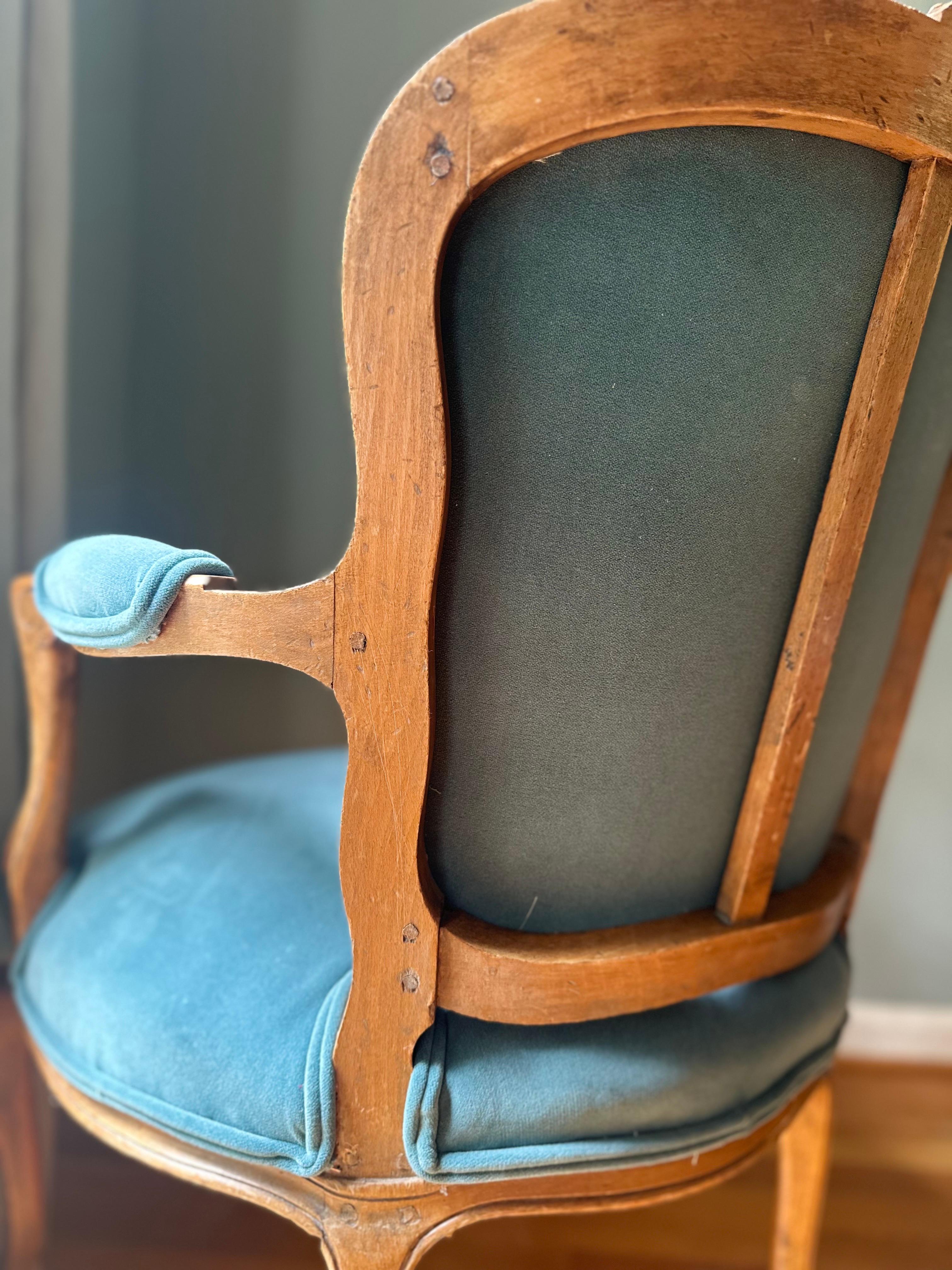 Antique French 18th century Louis XV style pair velvet  chairs pegged joinery In Good Condition For Sale In Roswell, GA