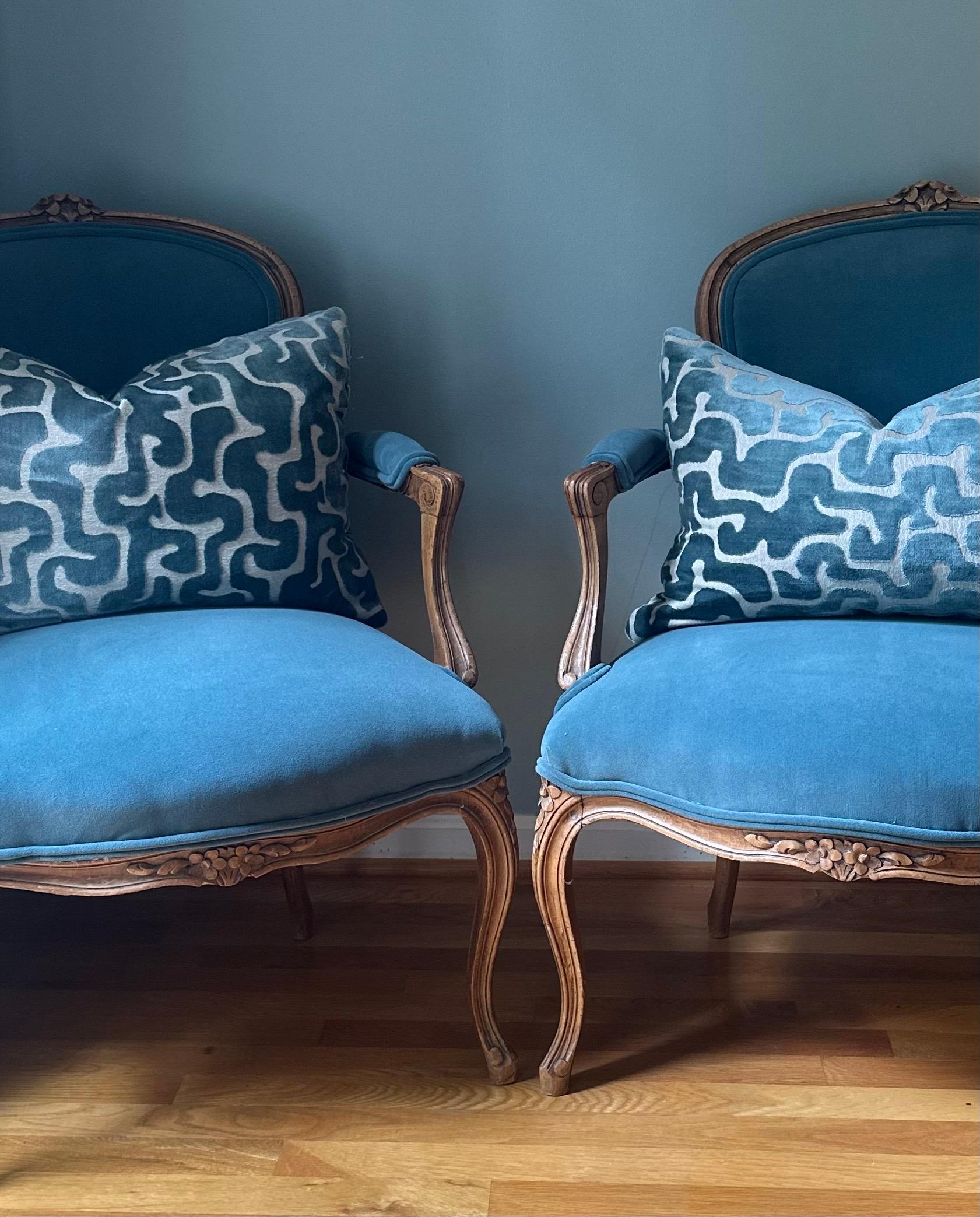 Antique French 18th century Louis XV style pair velvet  chairs pegged joinery For Sale 2