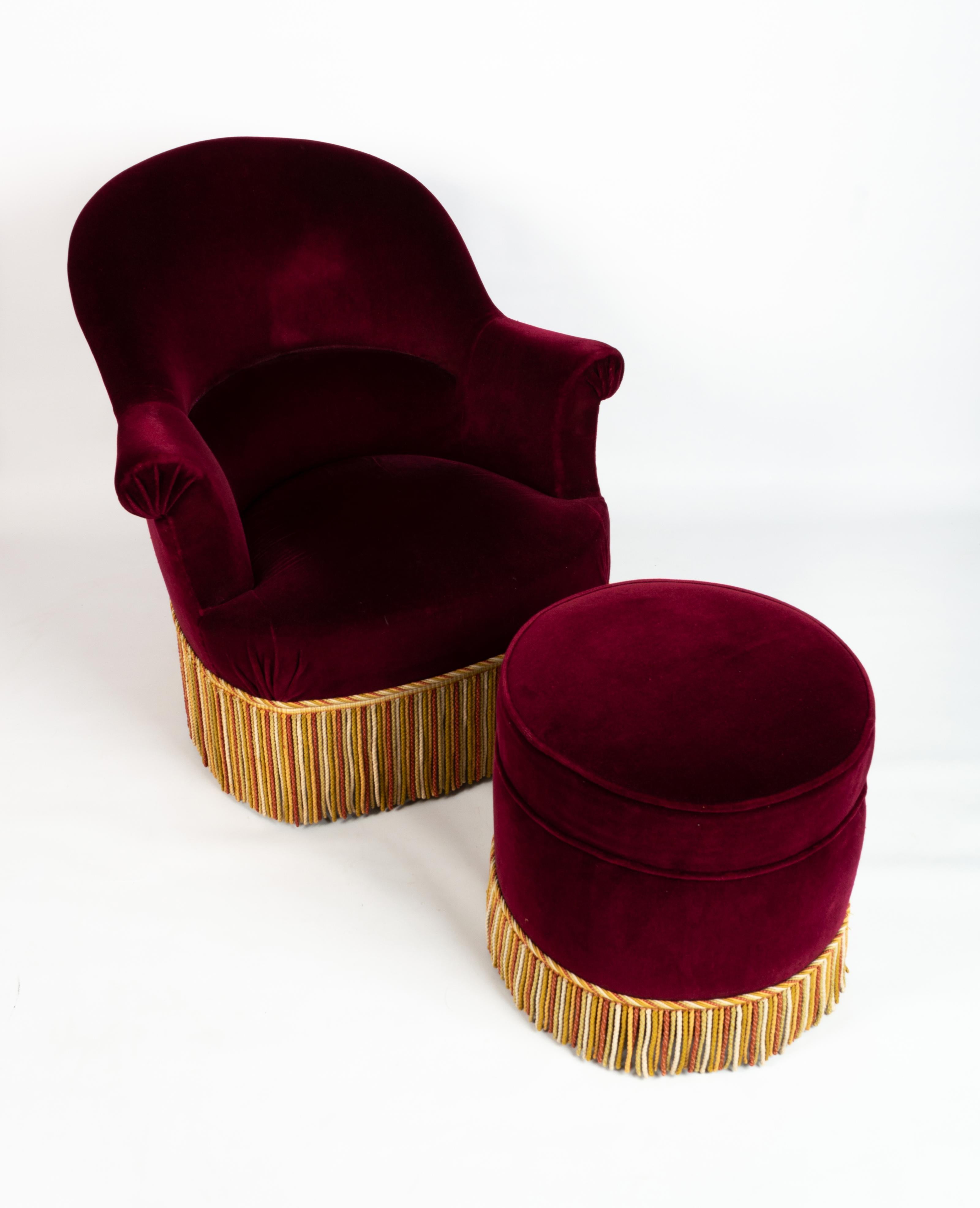 Antiker französischer napoleonischer III.-Sessel und Fußhocker aus dem 19. Jahrhundert mit Stierfransen (Napoleon III.) im Angebot