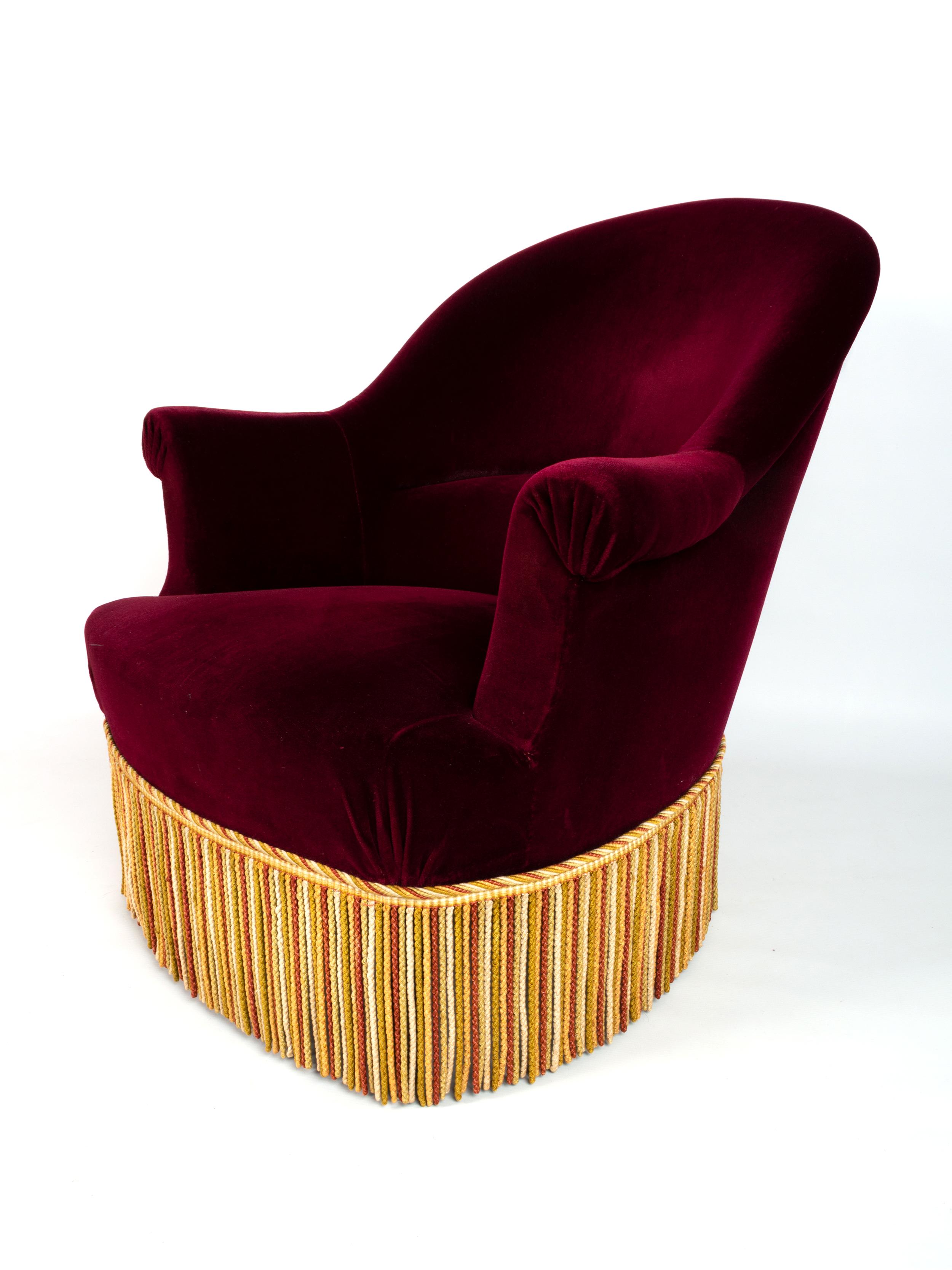 Antiker französischer napoleonischer III.-Sessel und Fußhocker aus dem 19. Jahrhundert mit Stierfransen (Französisch) im Angebot