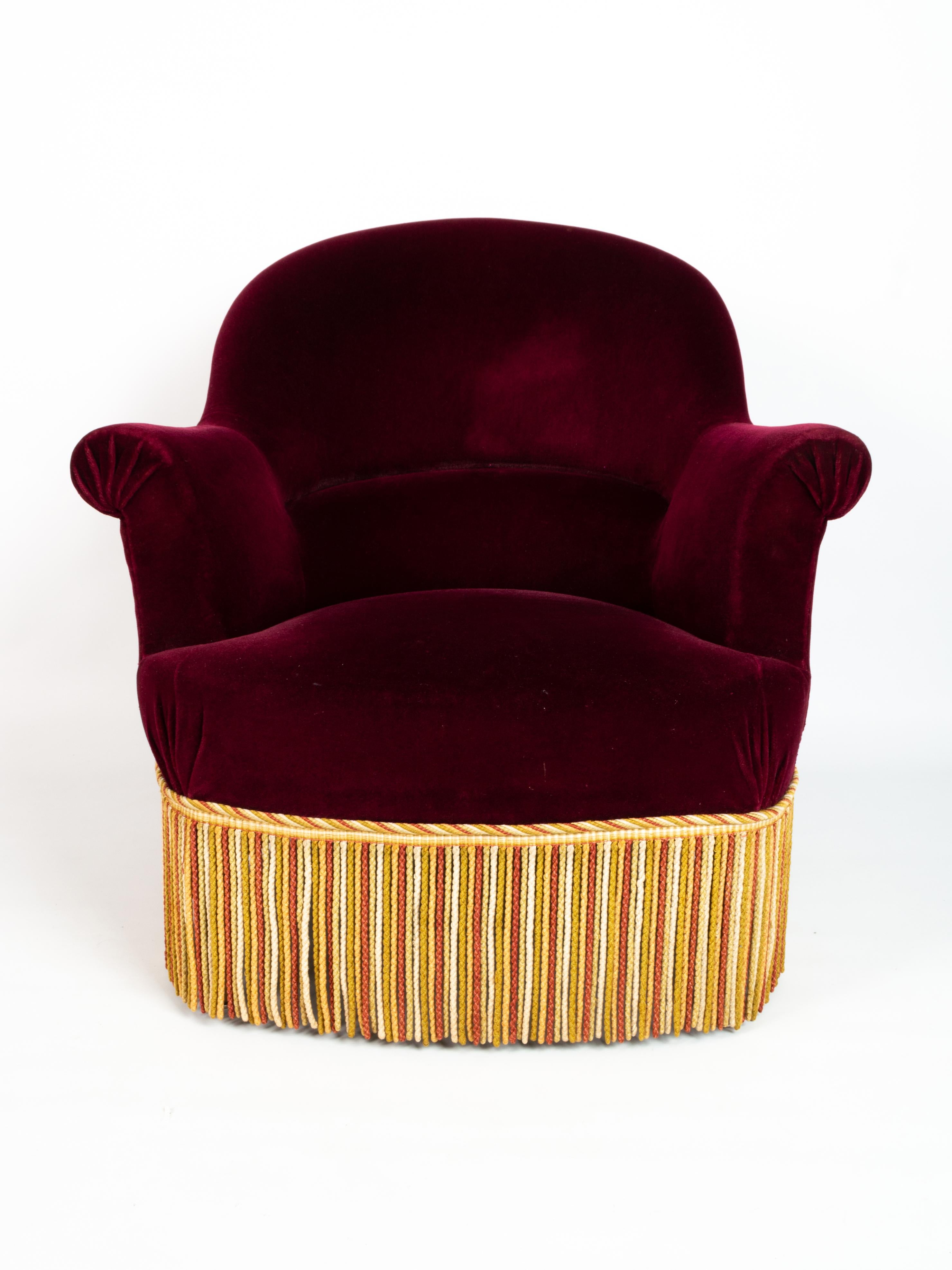 Antiker französischer napoleonischer III.-Sessel und Fußhocker aus dem 19. Jahrhundert mit Stierfransen (Polster) im Angebot