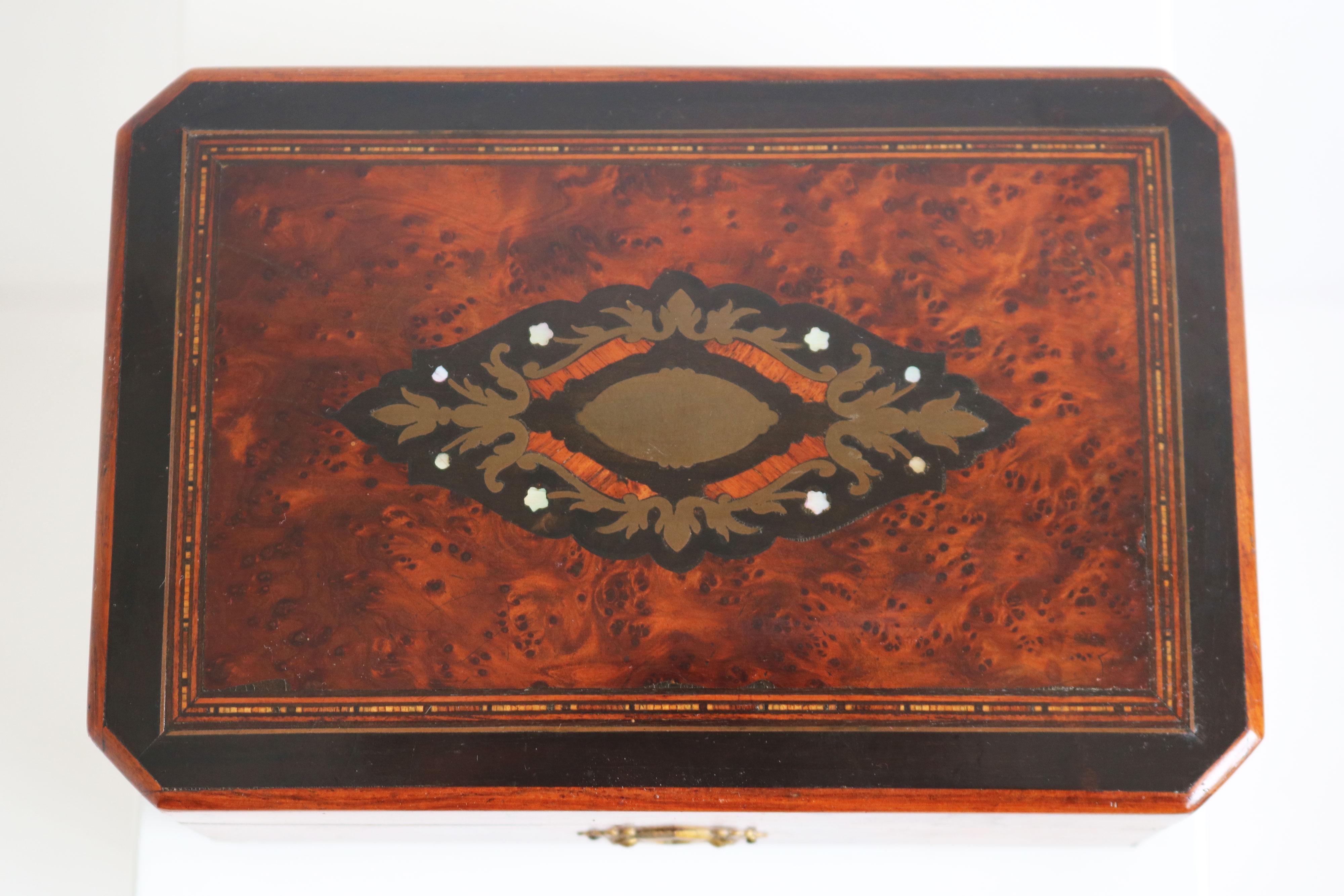 Hand-Carved Antique French 19th Century Napoleon III Jewelry Box Inlaid Brass Pearl Thuya For Sale