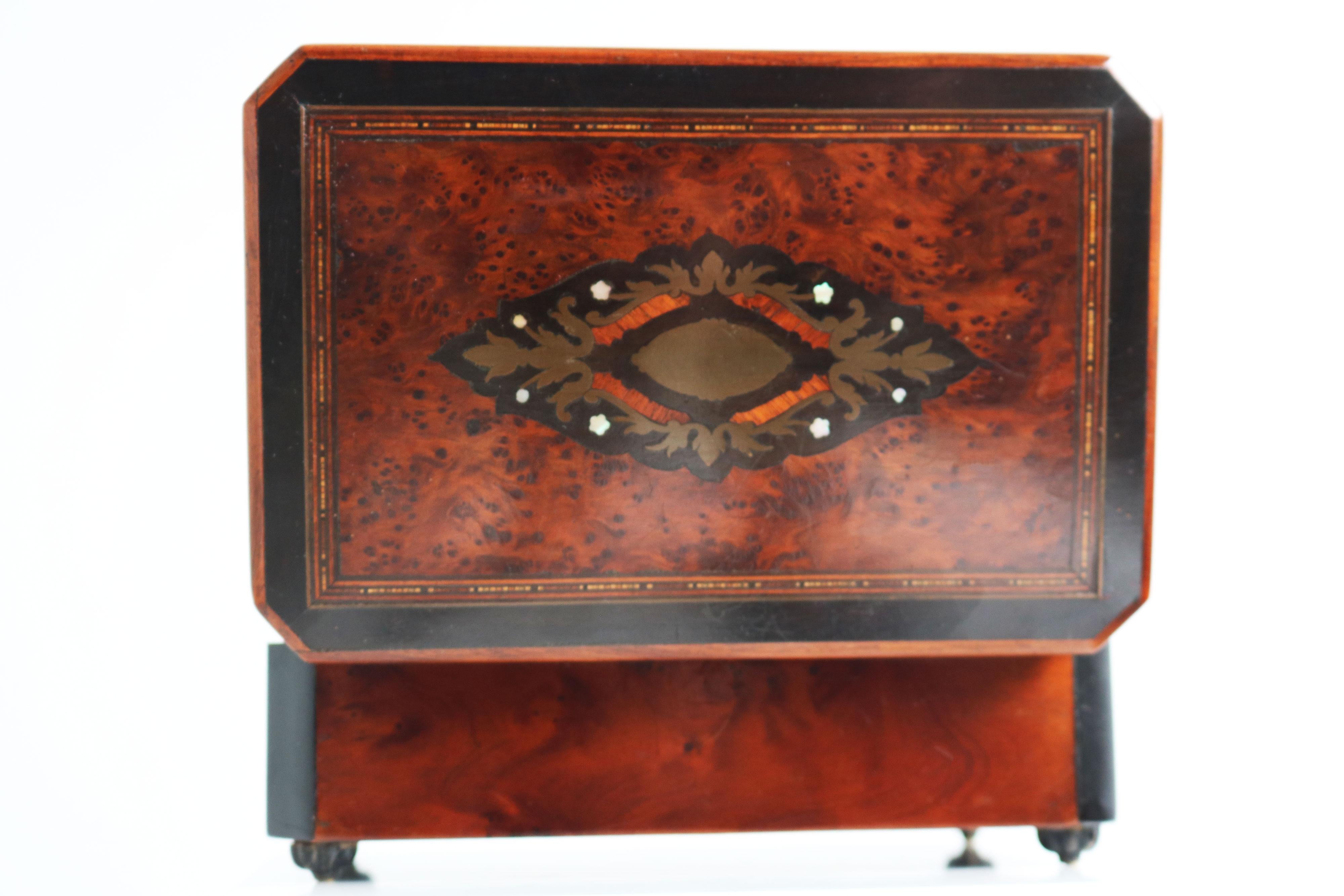 Antique French 19th Century Napoleon III Jewelry Box Inlaid Brass Pearl Thuya For Sale 2