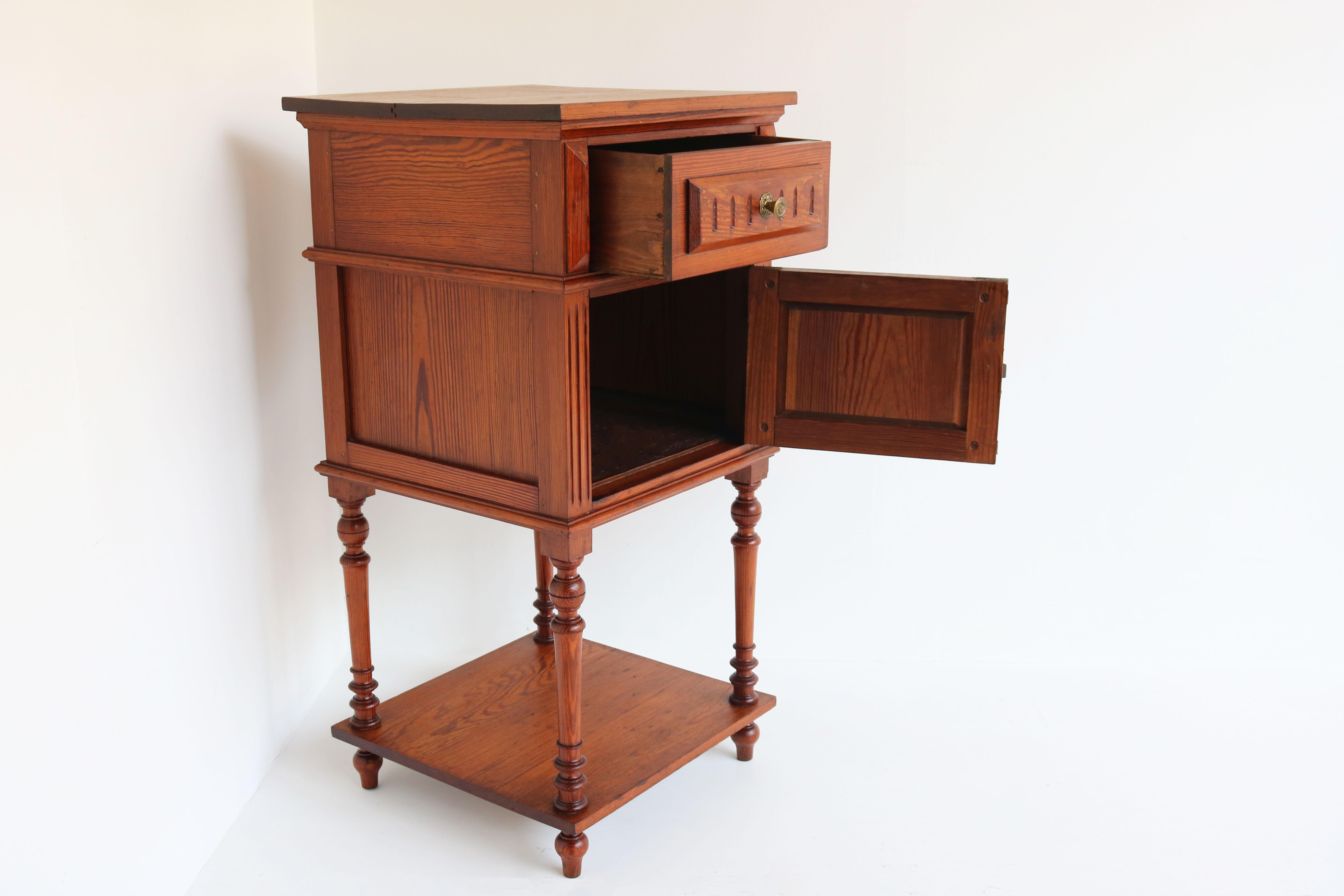 Antique French 19th Century Night Stand / Bedside Table in Solid Pitchpine In Good Condition In Ijzendijke, NL