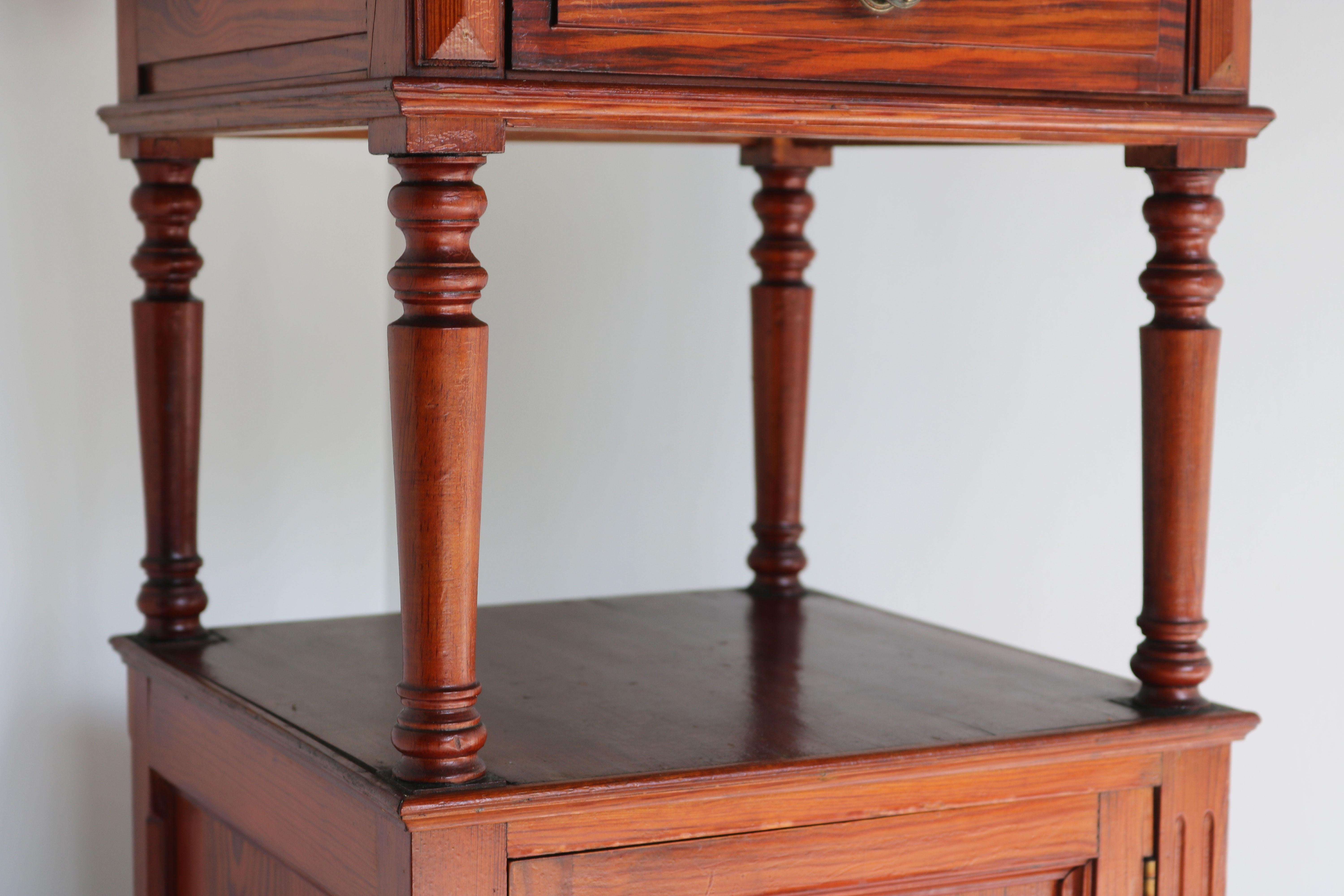 Magnifique ! Cette ancienne table de nuit française du 19ème siècle est en pitchpin massif. 
Bois de grande qualité et fabrication artisanale avec des décorations et des panneaux sculptés à la main. 
Le meuble comporte 1 tiroir, 1 étagère ouverte