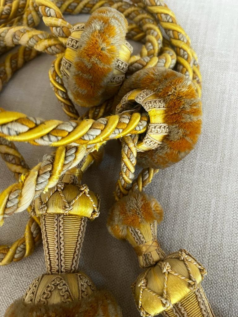 Antique French 19th Century Pair of Drapery Tassels In Good Condition For Sale In Doha, QA