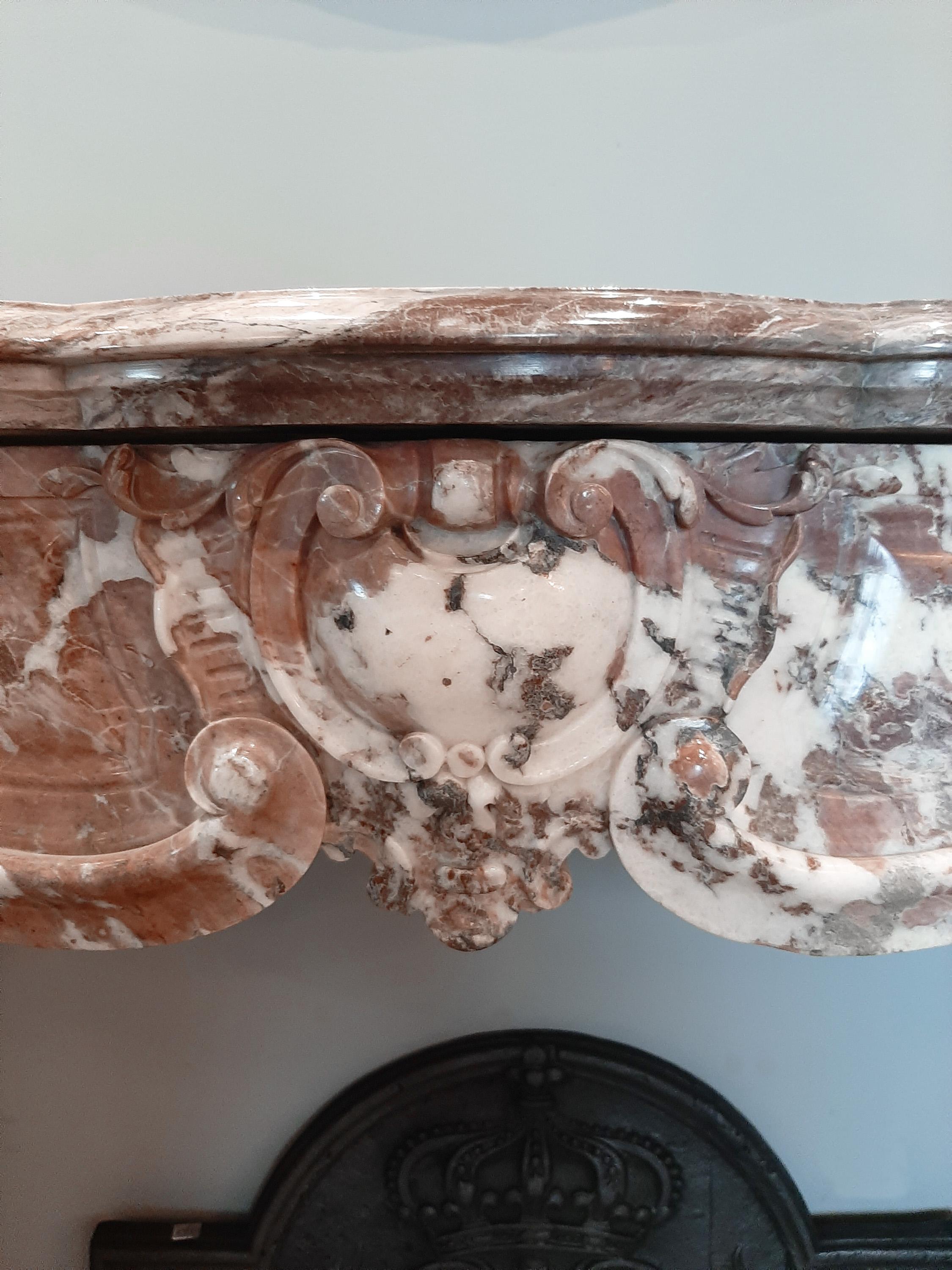 Antique French 19th Century Pink Marble Mantelpiece In Good Condition For Sale In Baambrugge, NL