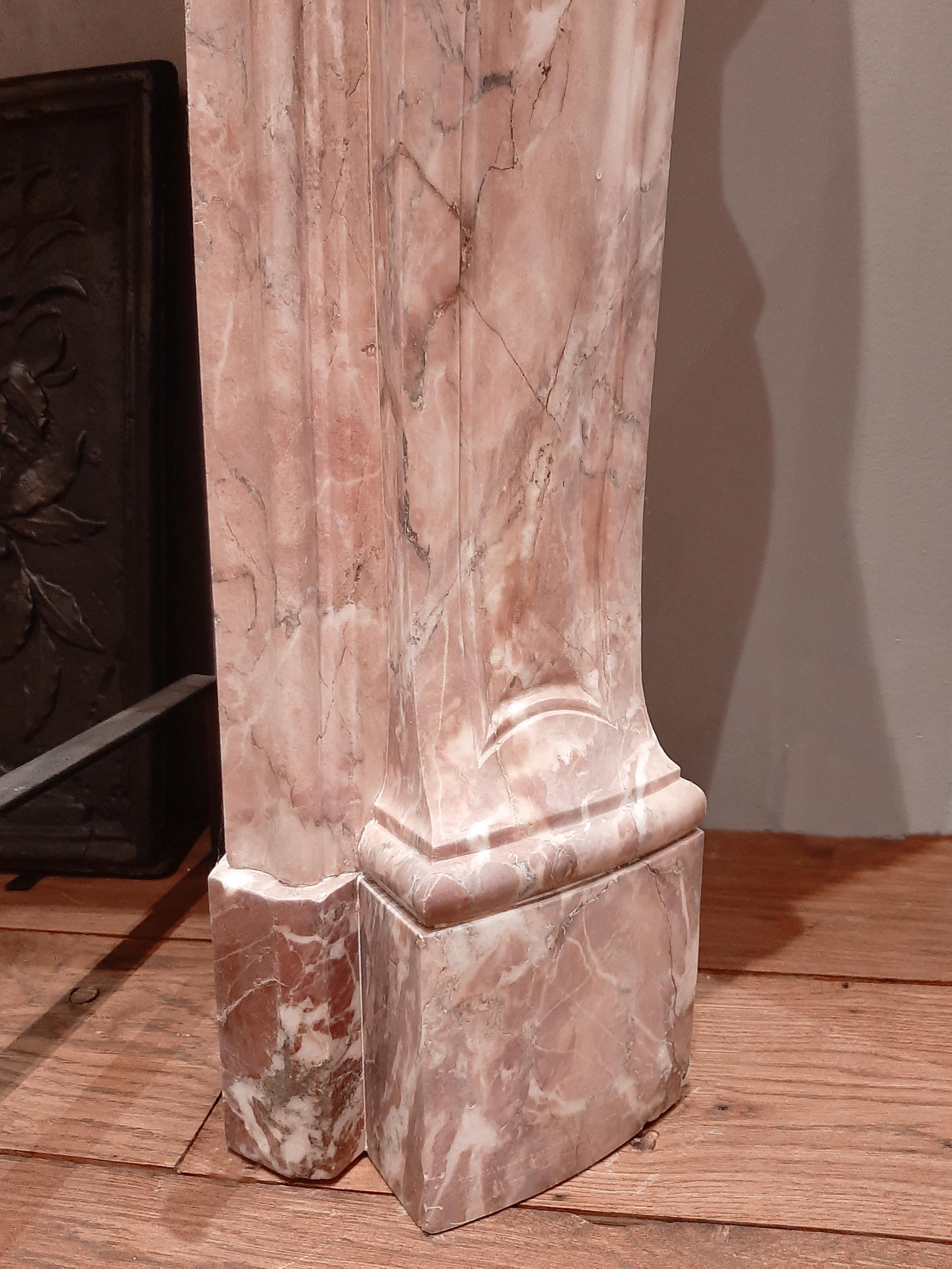 Antiker französischer Kaminsims aus rosa Marmor aus dem 19. Jahrhundert im Angebot 9